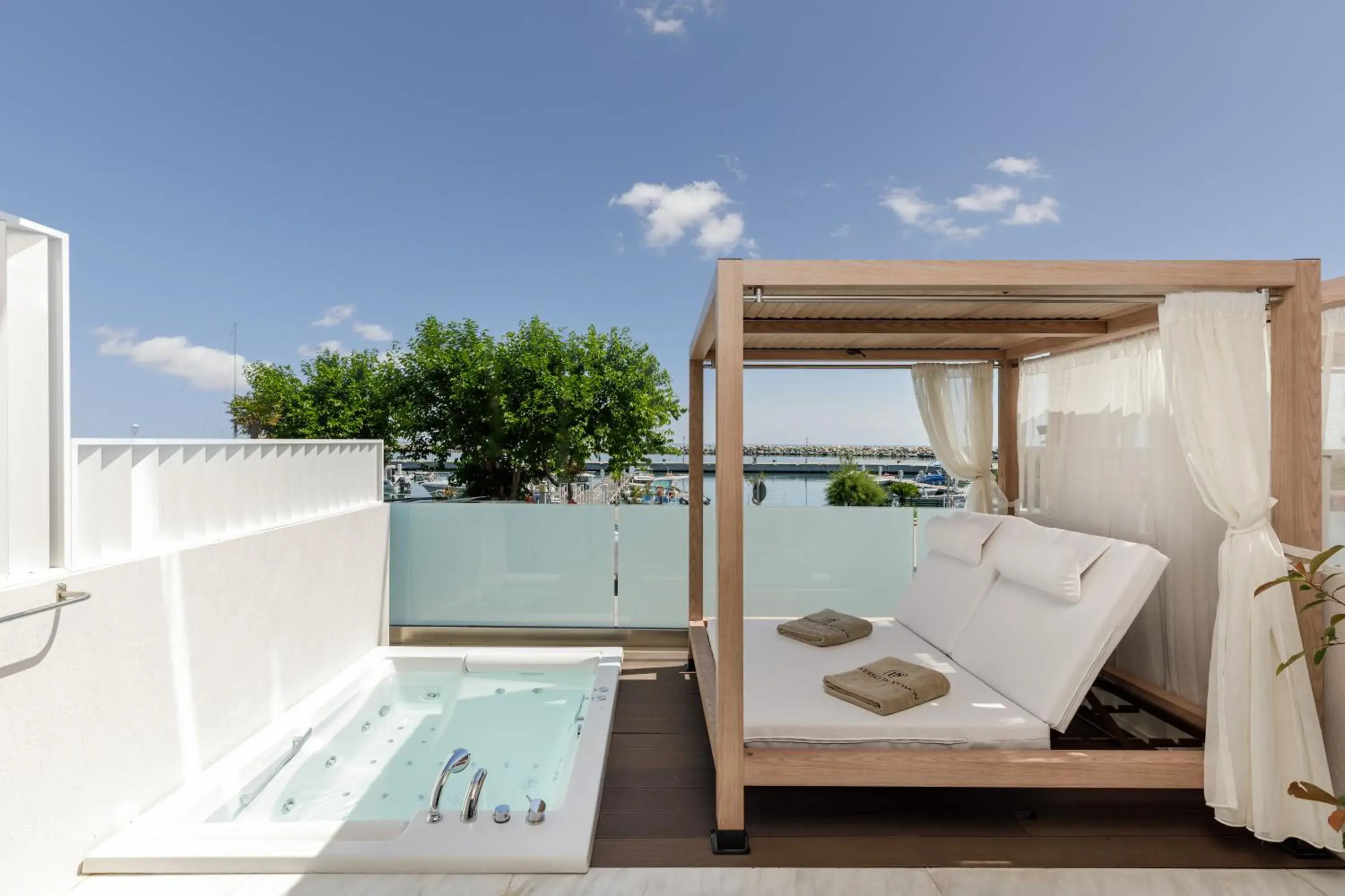 Deluxe Double Room with Sea View in Diverso Platamon, Luxury Hotel & Suites Deluxe Double Room with Sea View in Diverso Platamon, Luxury Hotel & Suites