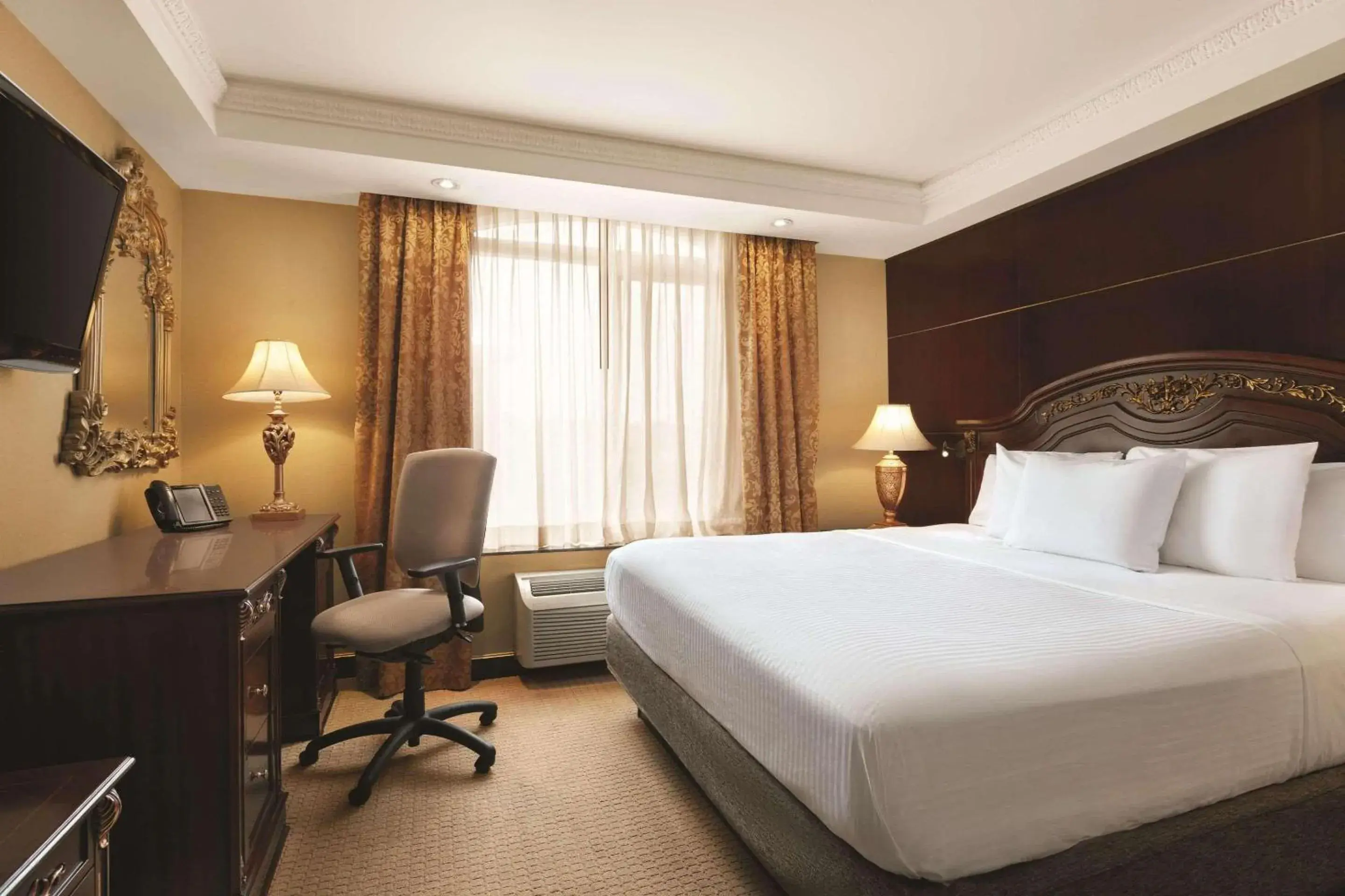 Superior King Room - Non-Smoking in Radisson Hotel Toronto Airport West Superior King Room - Non-Smoking in Radisson Hotel Toronto Airport West