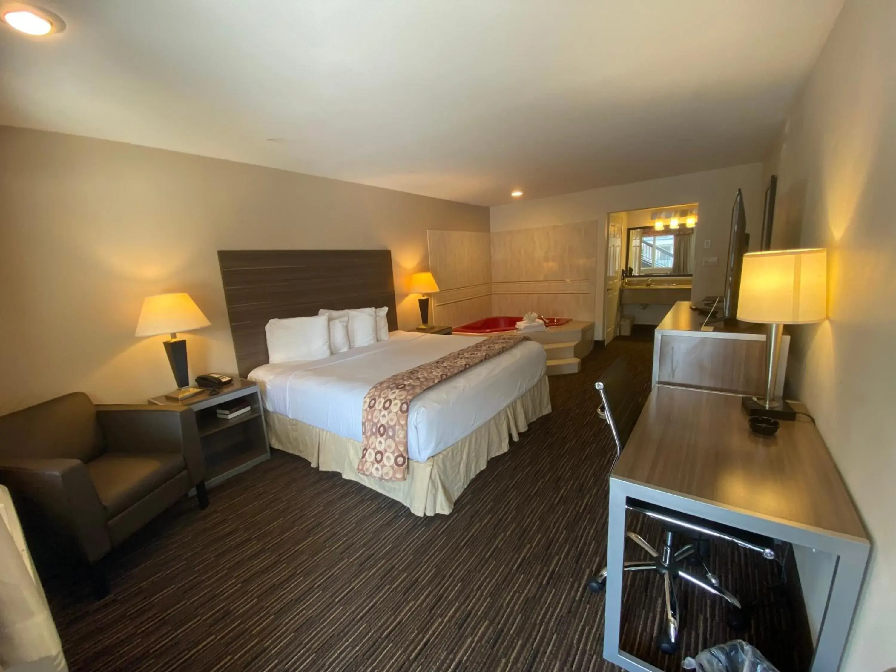 King Room with Spa Bath - Smoking in Garden State Inn King Room with Spa Bath - Smoking in Garden State Inn