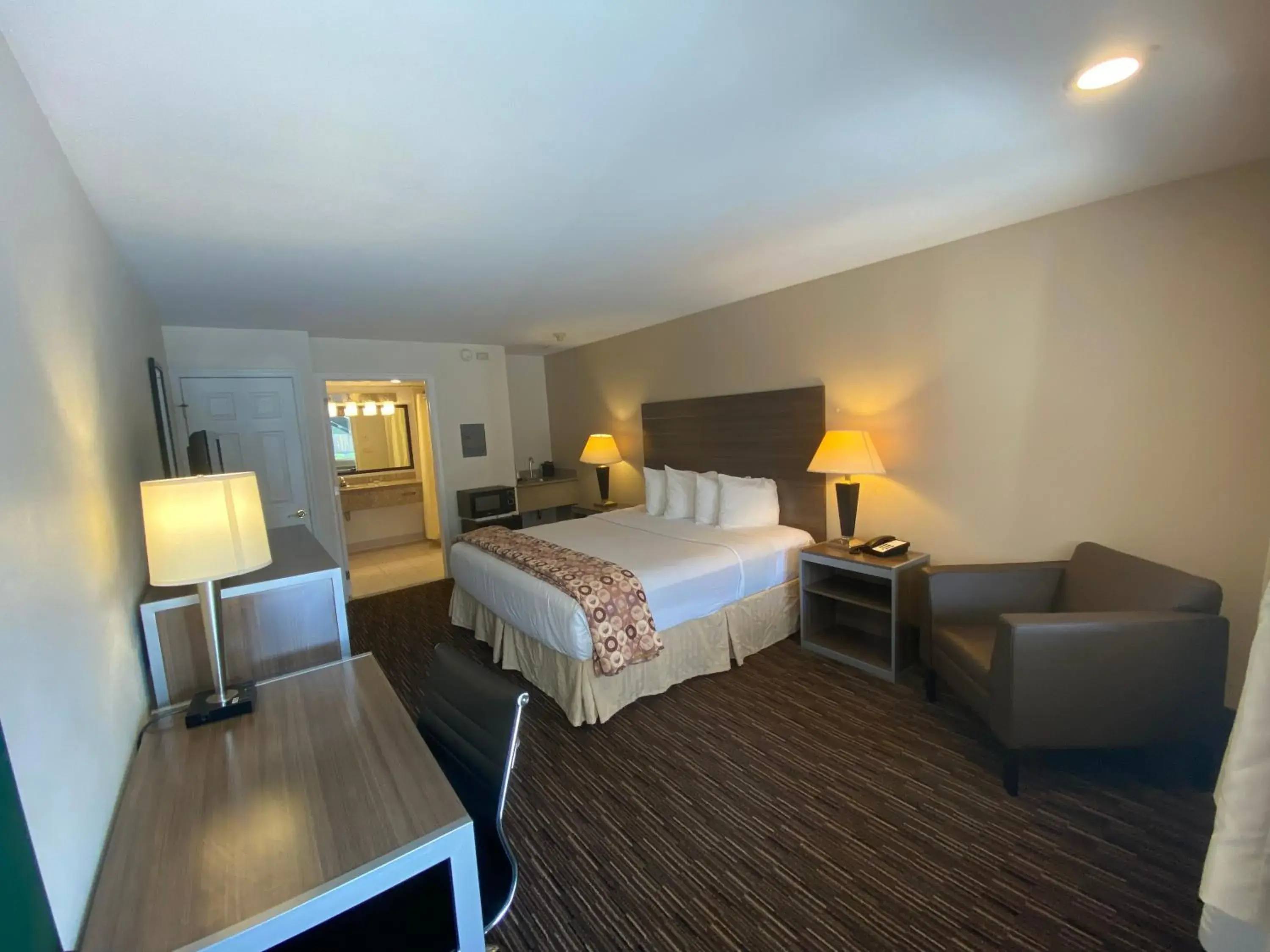 Deluxe King Room - Non-Smoking in Garden State Inn Deluxe King Room - Non-Smoking in Garden State Inn