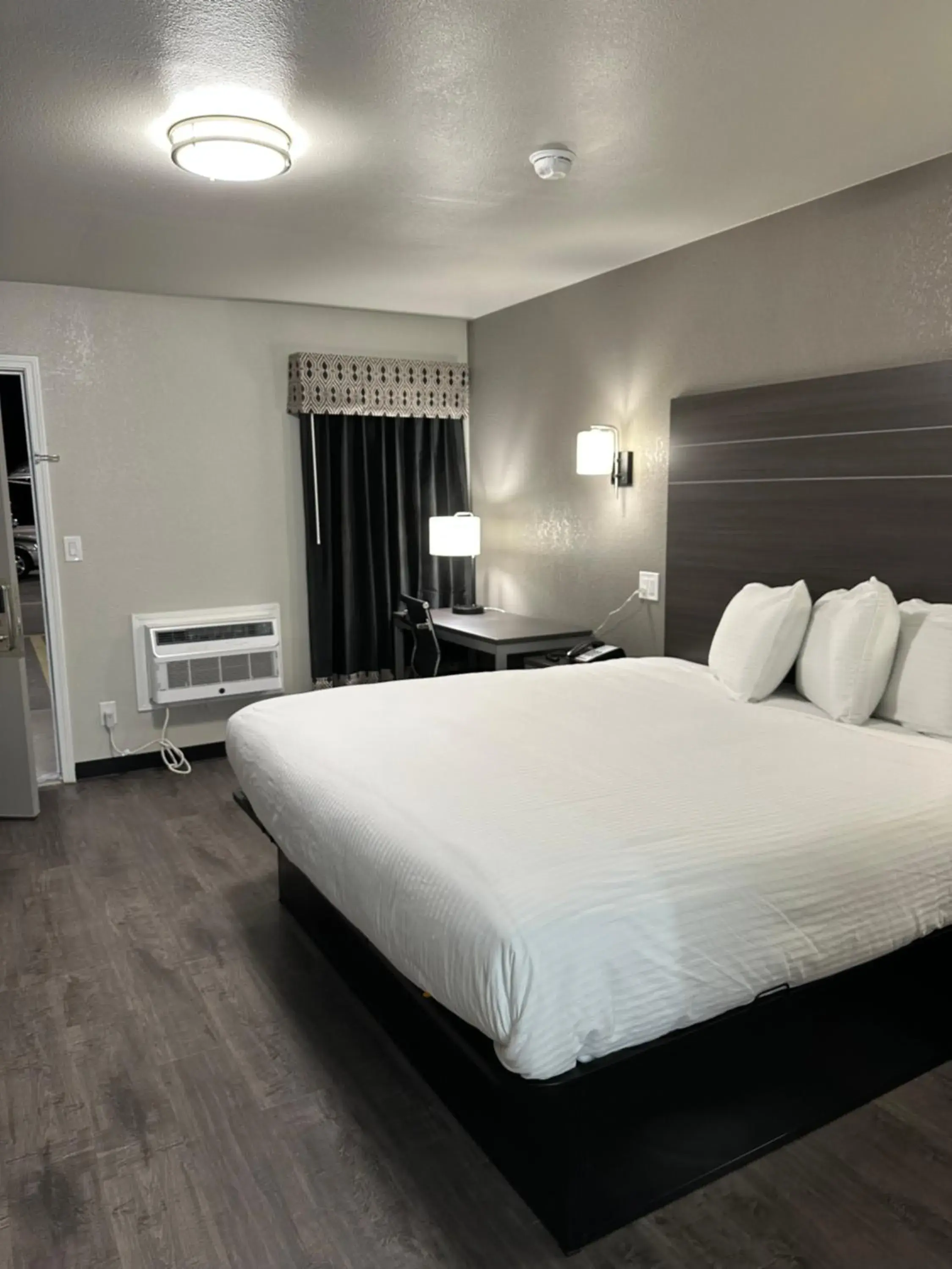 King Room - Non-Smoking in Sleepy Traveler Motel King Room - Non-Smoking in Sleepy Traveler Motel