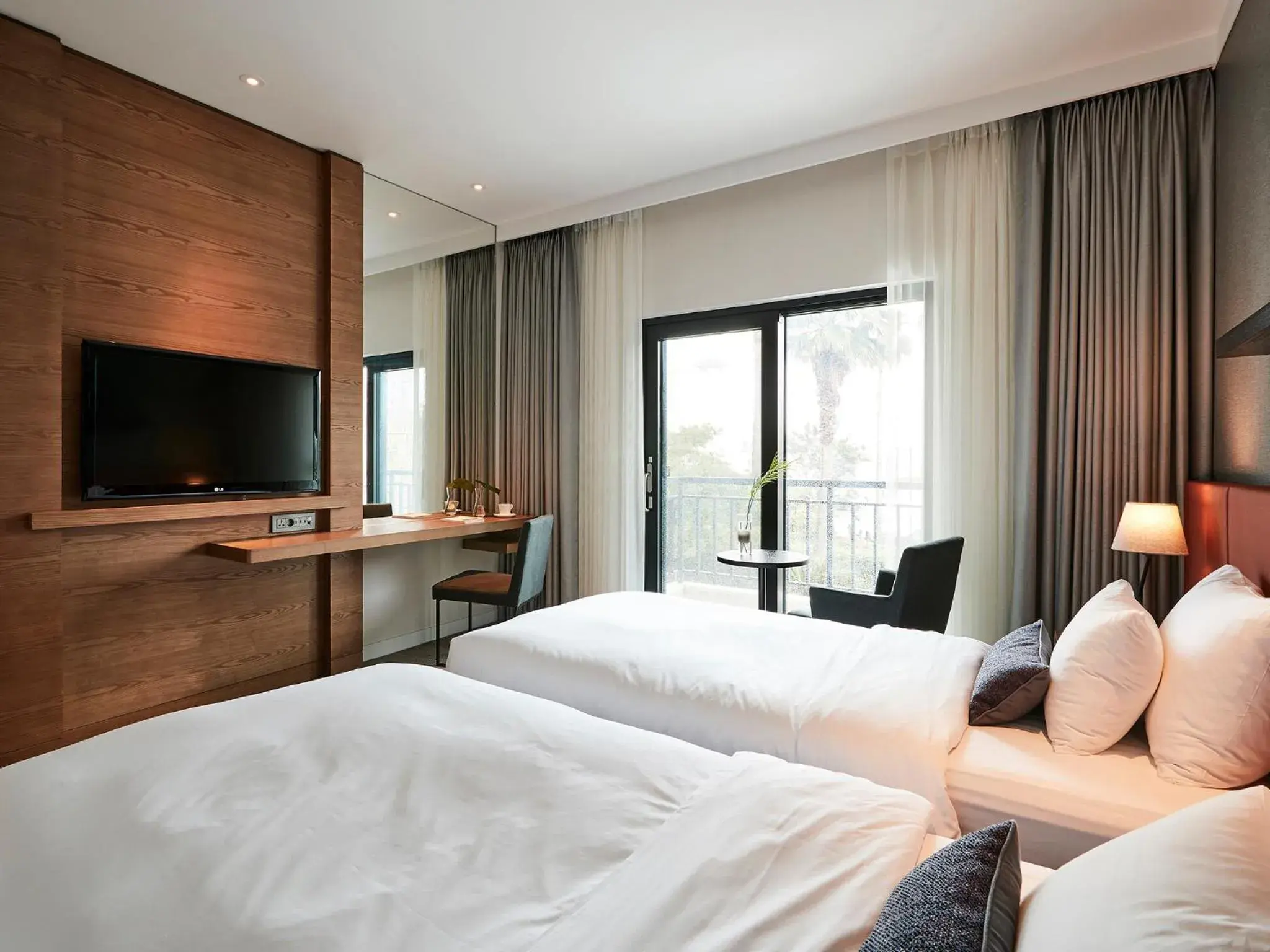 Deluxe Twin Room in The Suites Hotel Jeju Deluxe Twin Room in The Suites Hotel Jeju