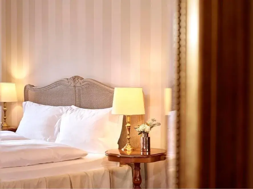 Classic double room with lake view - single occupancy in Grandhotel Giessbach Classic double room with lake view - single occupancy in Grandhotel Giessbach