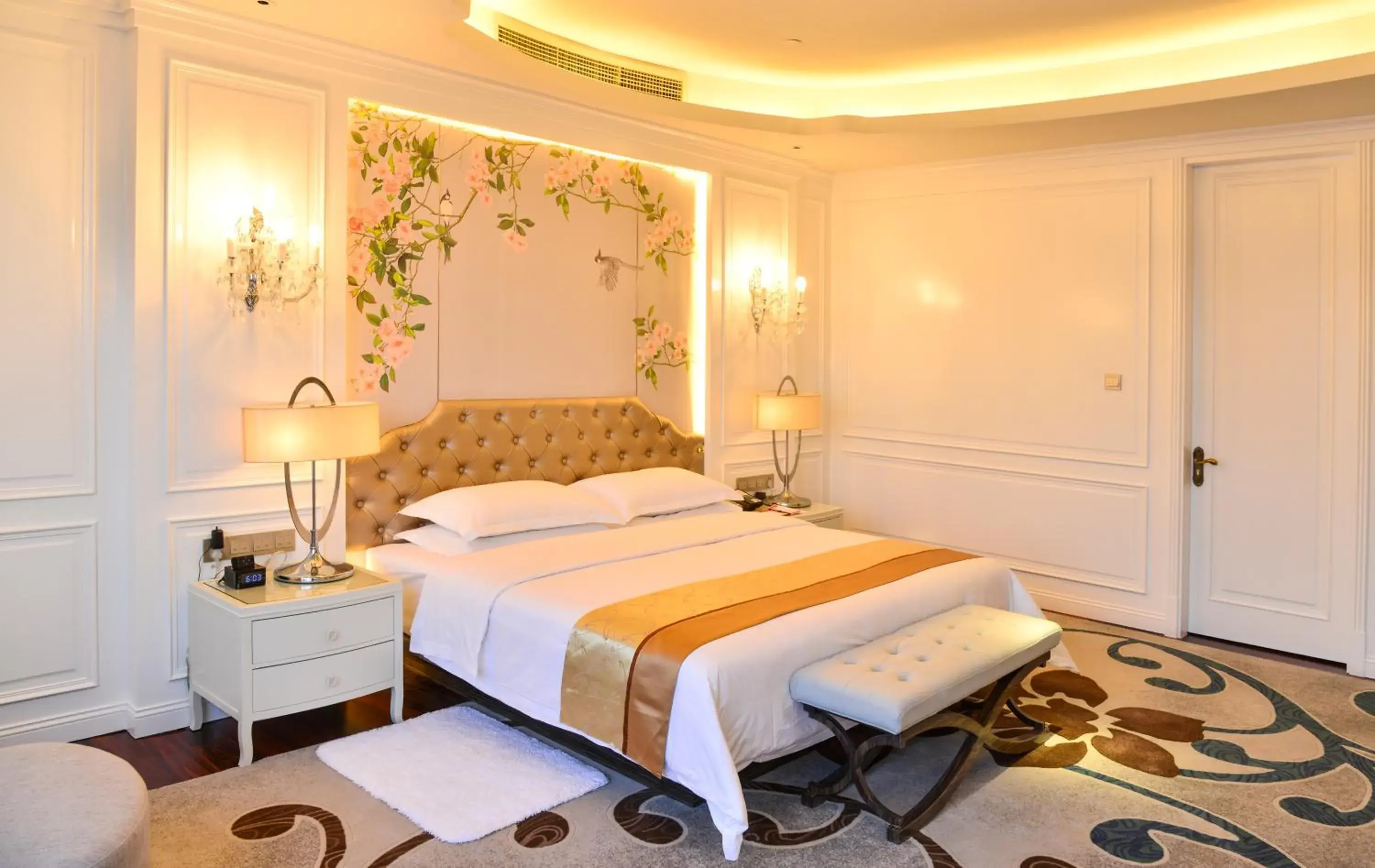 CEO Suite Room Smoking in Ramada Heze CEO Suite Room Smoking in Ramada Heze