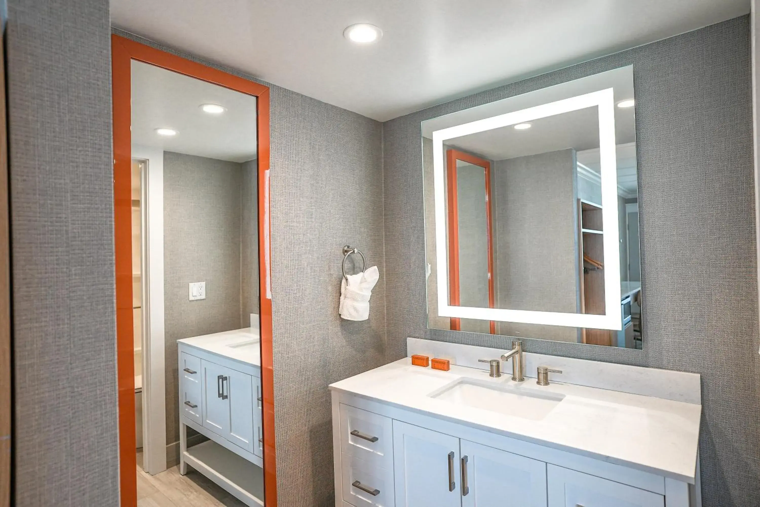 King Room with Pool View in Spray Beach Hotel King Room with Pool View in Spray Beach Hotel