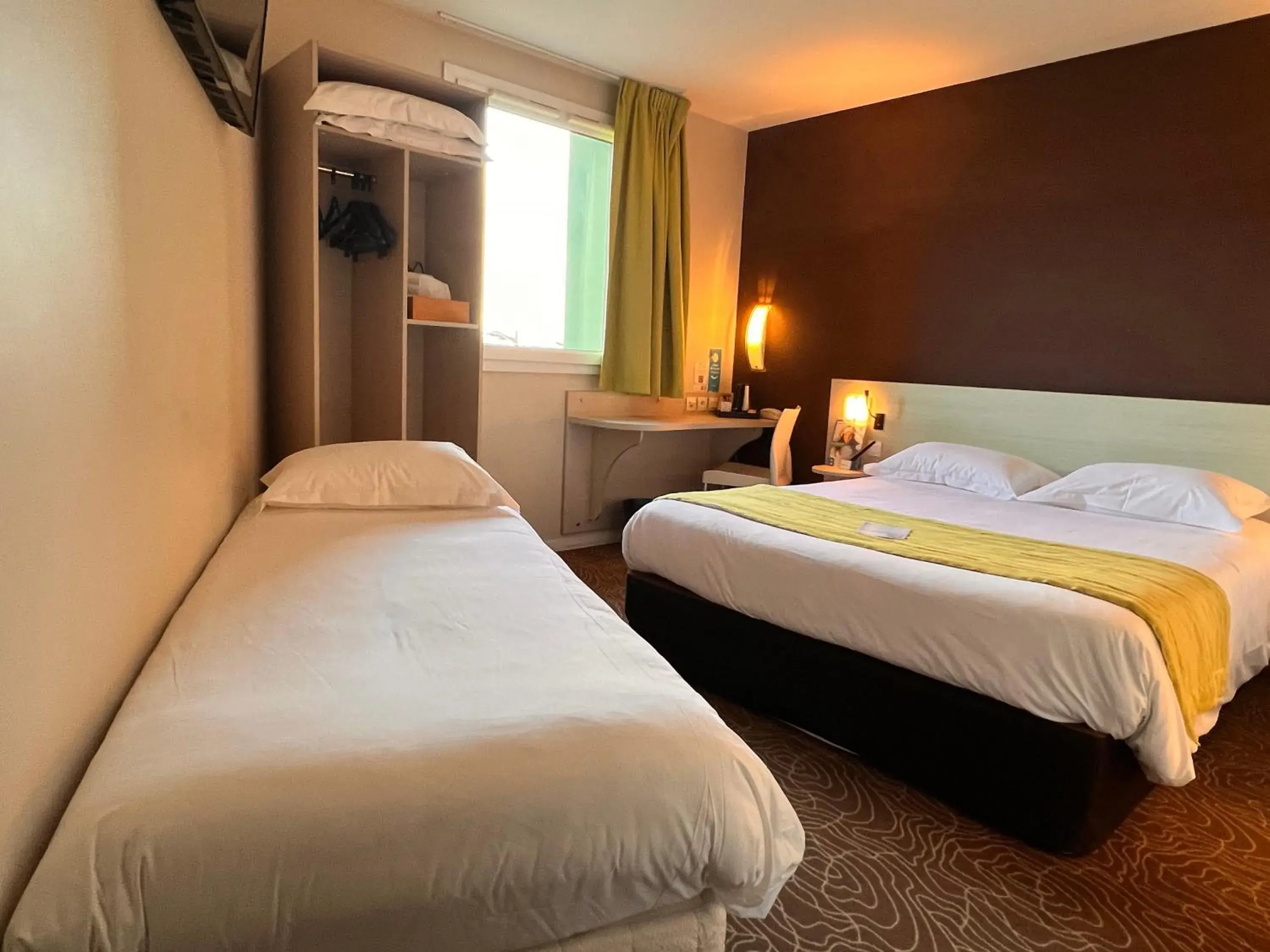 Comfort Triple Room in Brit Hotel Saint-Méen-le-Grand en Brocéliande Comfort Triple Room in Brit Hotel Saint-Méen-le-Grand en Brocéliande