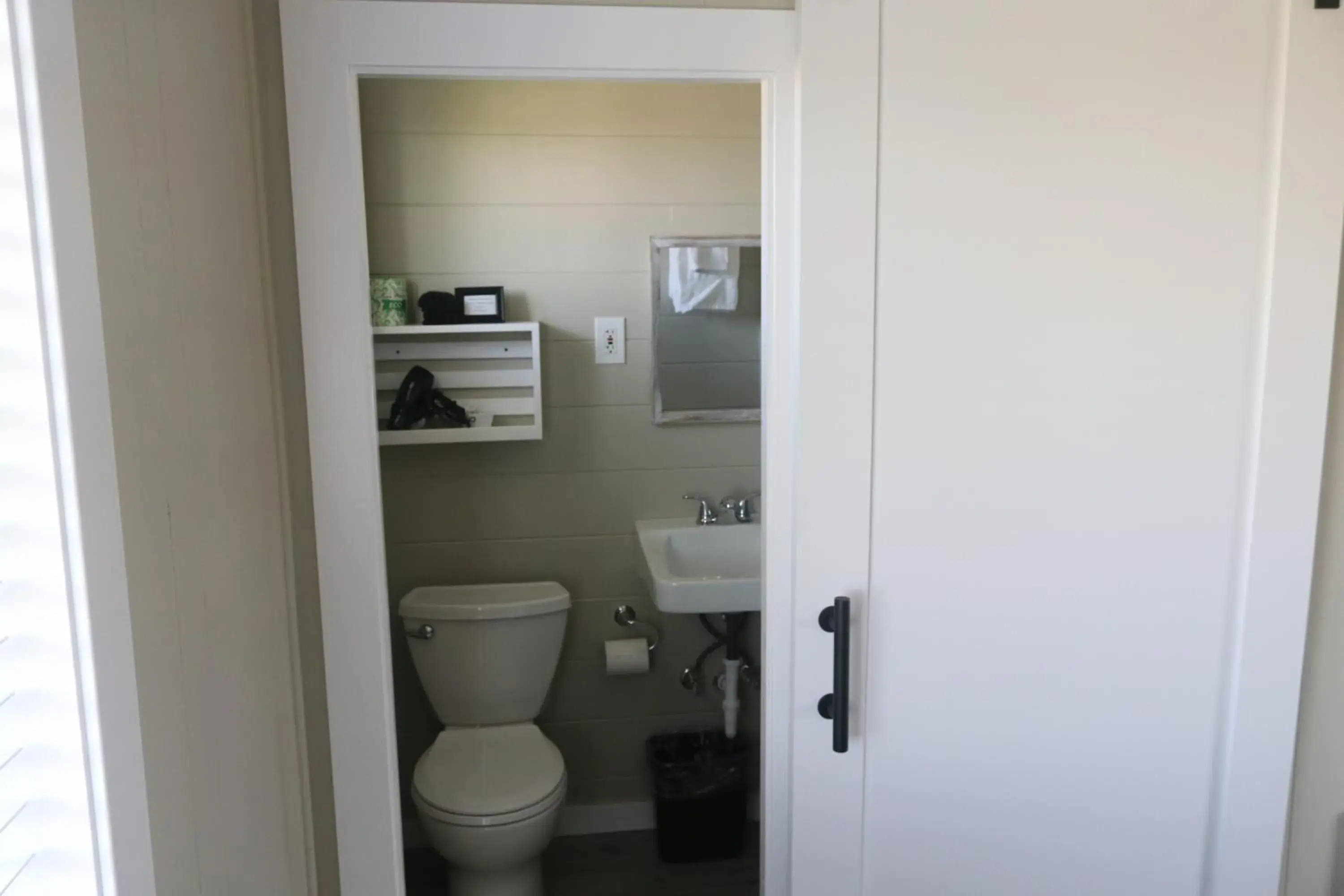 Budget Double Room in The Lowtide Motel Budget Double Room in The Lowtide Motel