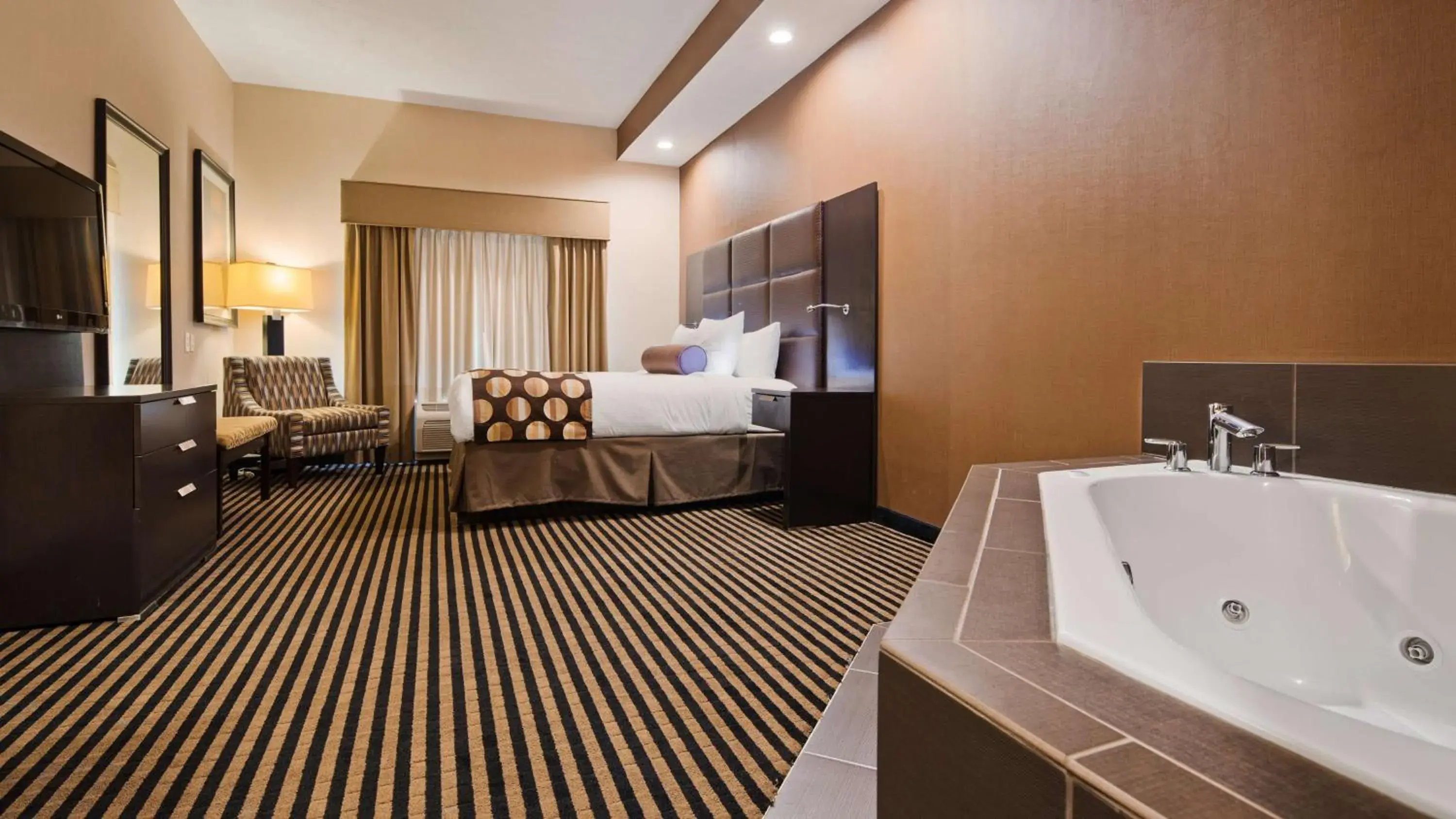 King Room with Jetted Tub in Sonesta Essential Indianapolis Airport King Room with Jetted Tub in Sonesta Essential Indianapolis Airport