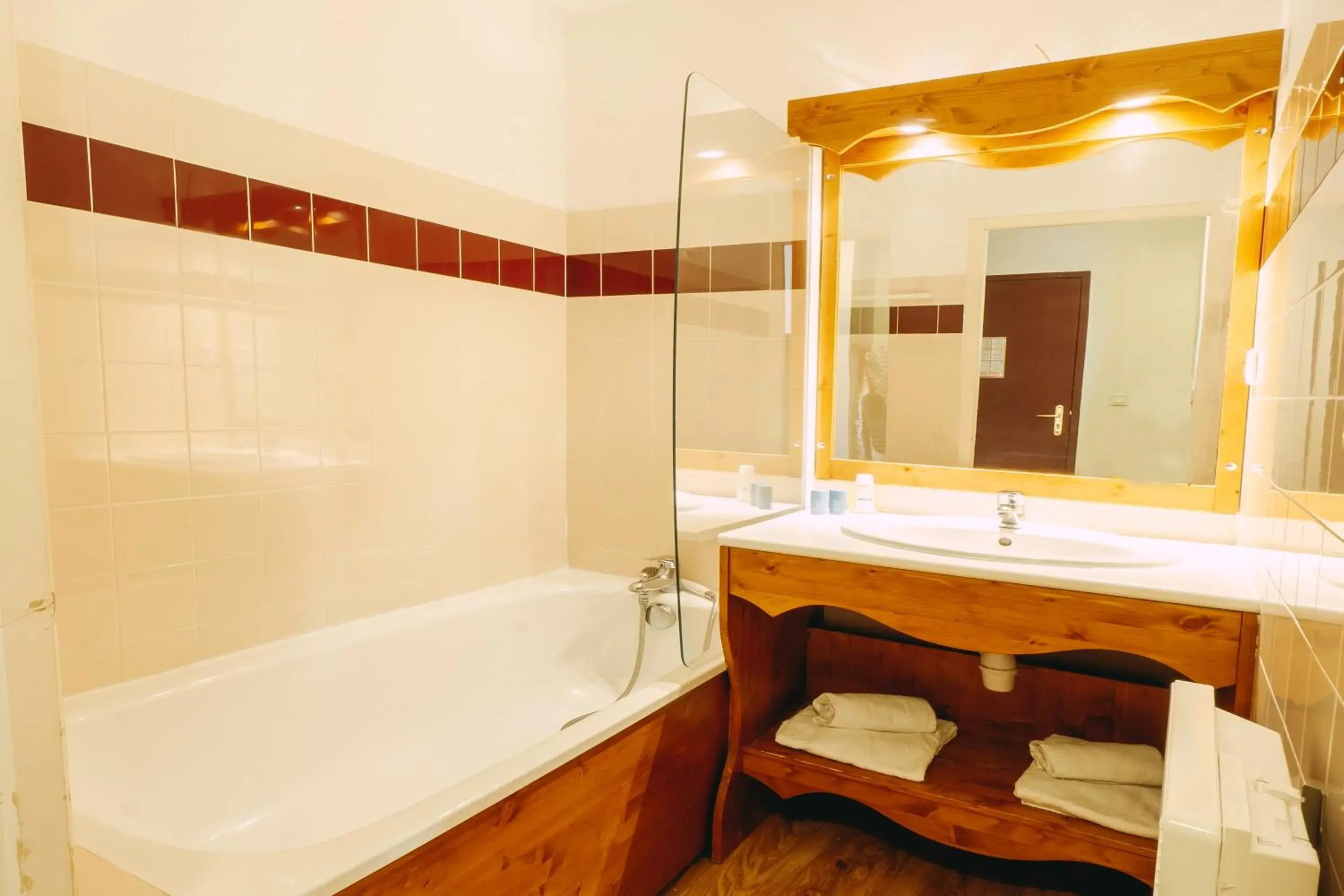 One-Bedroom Apartment (6 Adults) in Résidences Les Villages du Bachat (by Popinns) One-Bedroom Apartment (6 Adults) in Résidences Les Villages du Bachat (by Popinns)