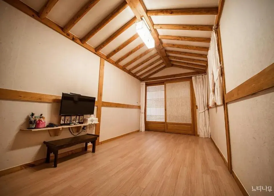 Standard Family Room in Jeongga Hanok Standard Family Room in Jeongga Hanok