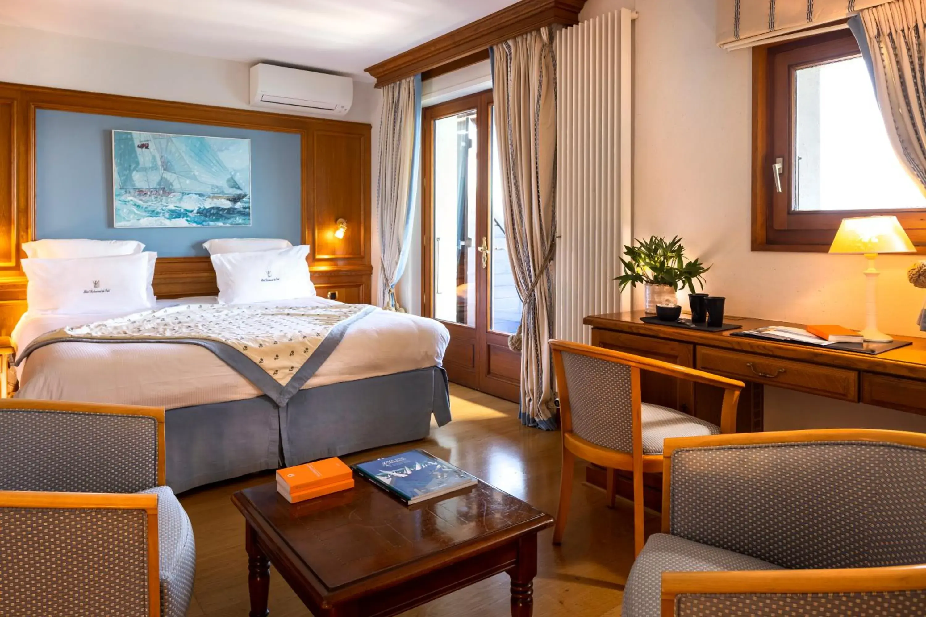 Deluxe Room with Lake View in Hôtel Restaurant Du Port Deluxe Room with Lake View in Hôtel Restaurant Du Port