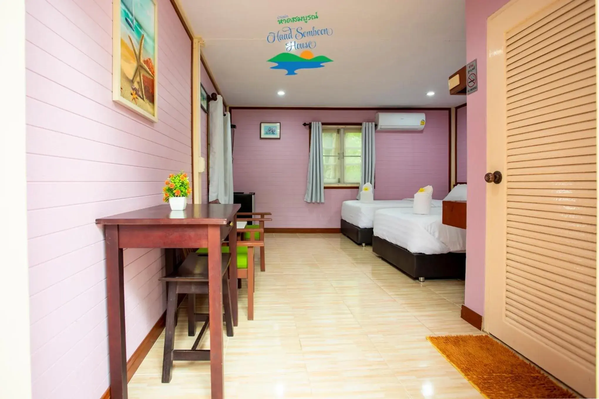 Twin Room with Balcony in Haad Somboon House Twin Room with Balcony in Haad Somboon House