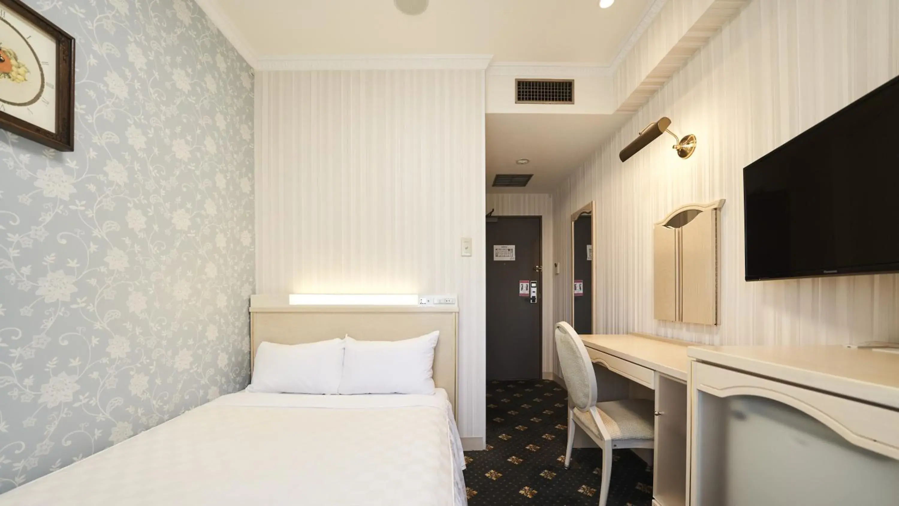 Double Room with Small Double Bed - Non-Smoking in Hotel Paco Obihiro Ekimae Double Room with Small Double Bed - Non-Smoking in Hotel Paco Obihiro Ekimae