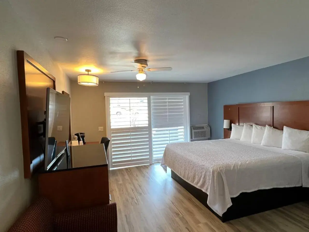 King Room with Mobility Accessible Tub in Pacific Coast Roadhouse - SureStay Collection by Best Western King Room with Mobility Accessible Tub in Pacific Coast Roadhouse - SureStay Collection by Best Western