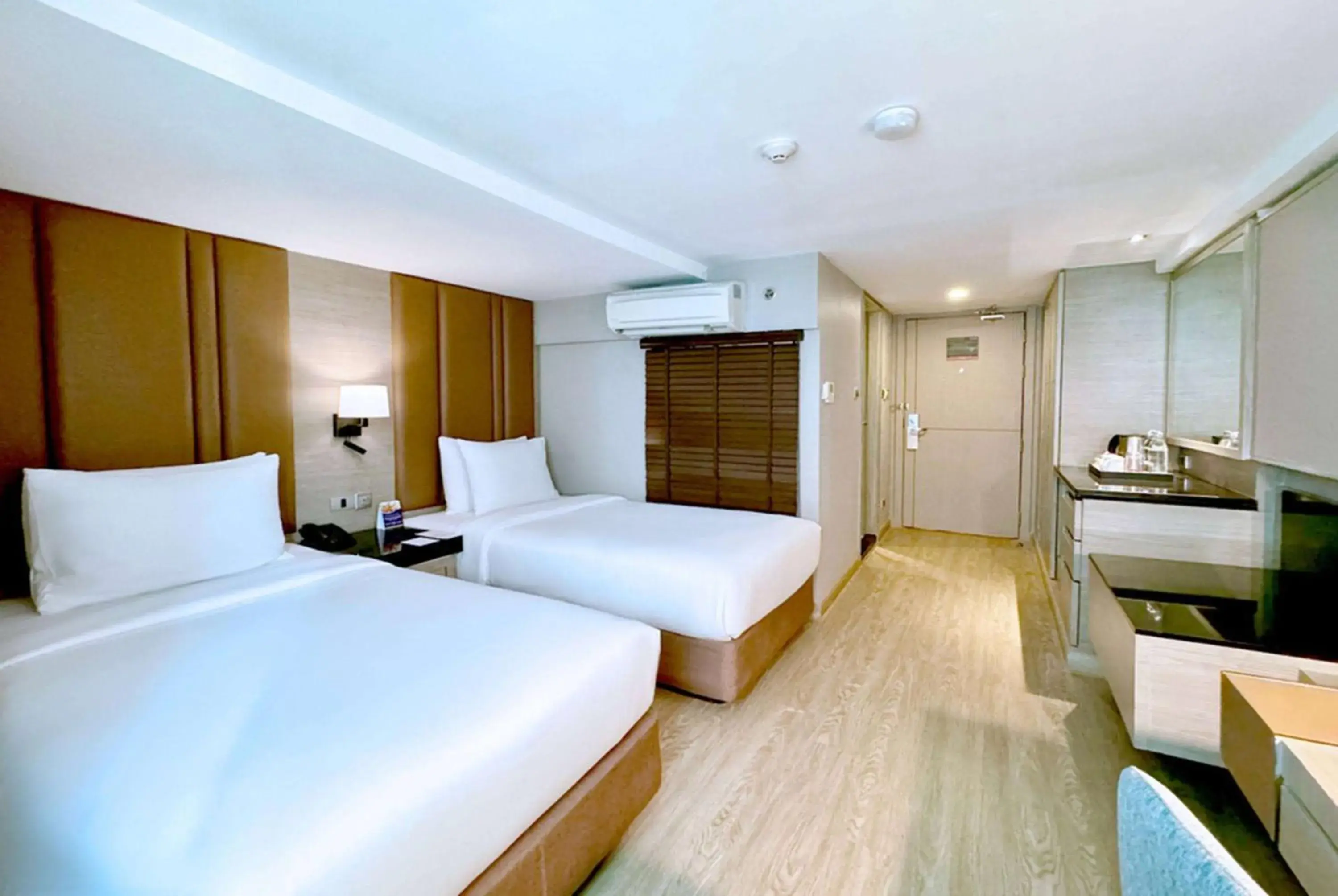 Deluxe Room with Two Single Beds, Non-Smoking in Ramada Sukhumvit Soi Eleven Deluxe Room with Two Single Beds, Non-Smoking in Ramada Sukhumvit Soi Eleven