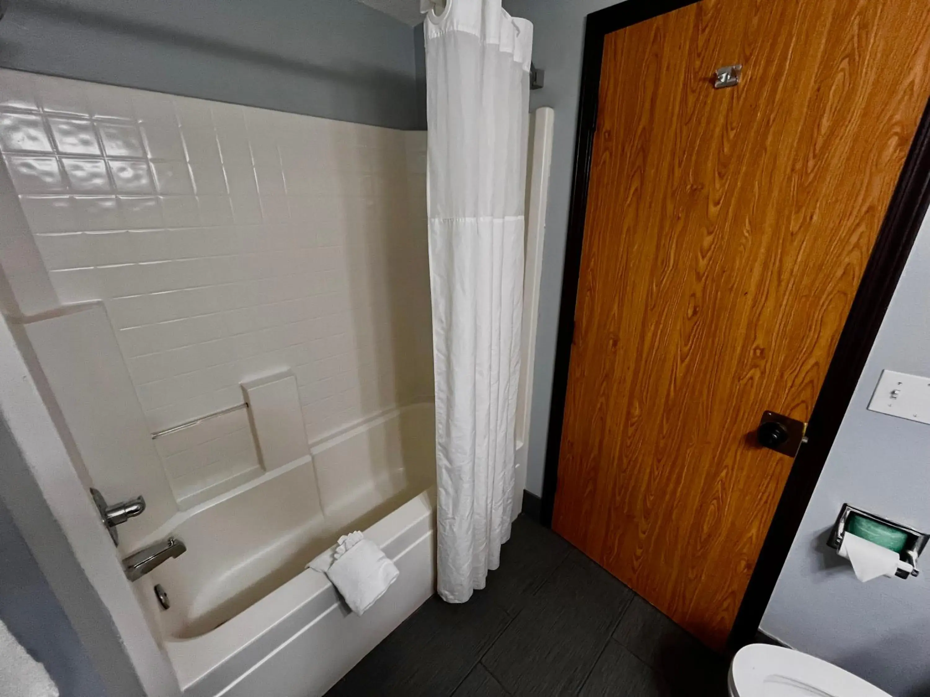 King Room - Non-Smoking in Quality Inn Grand Rapids Near Downtown King Room - Non-Smoking in Quality Inn Grand Rapids Near Downtown