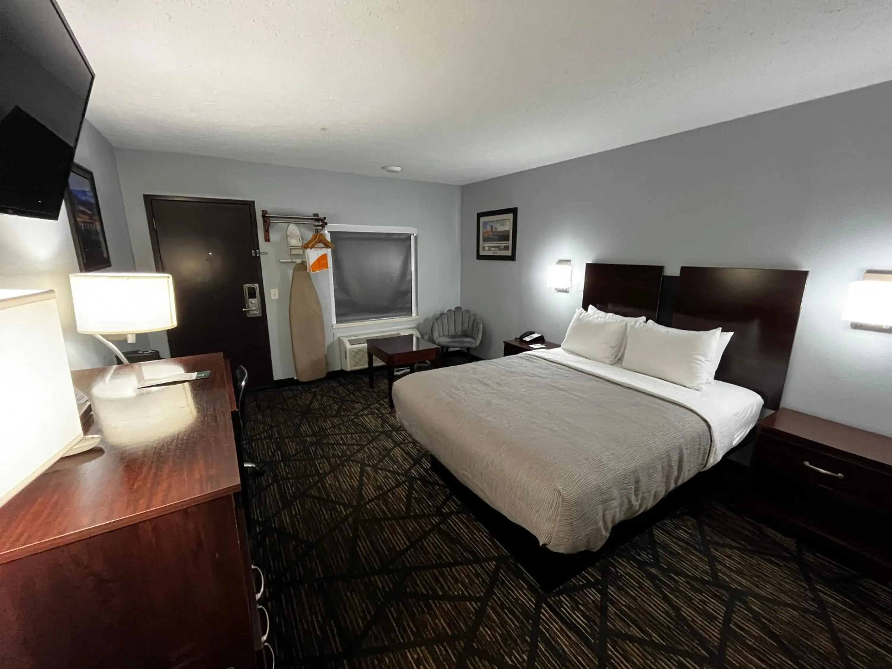 Queen Room - Non-Smoking in Quality Inn Grand Rapids Near Downtown Queen Room - Non-Smoking in Quality Inn Grand Rapids Near Downtown