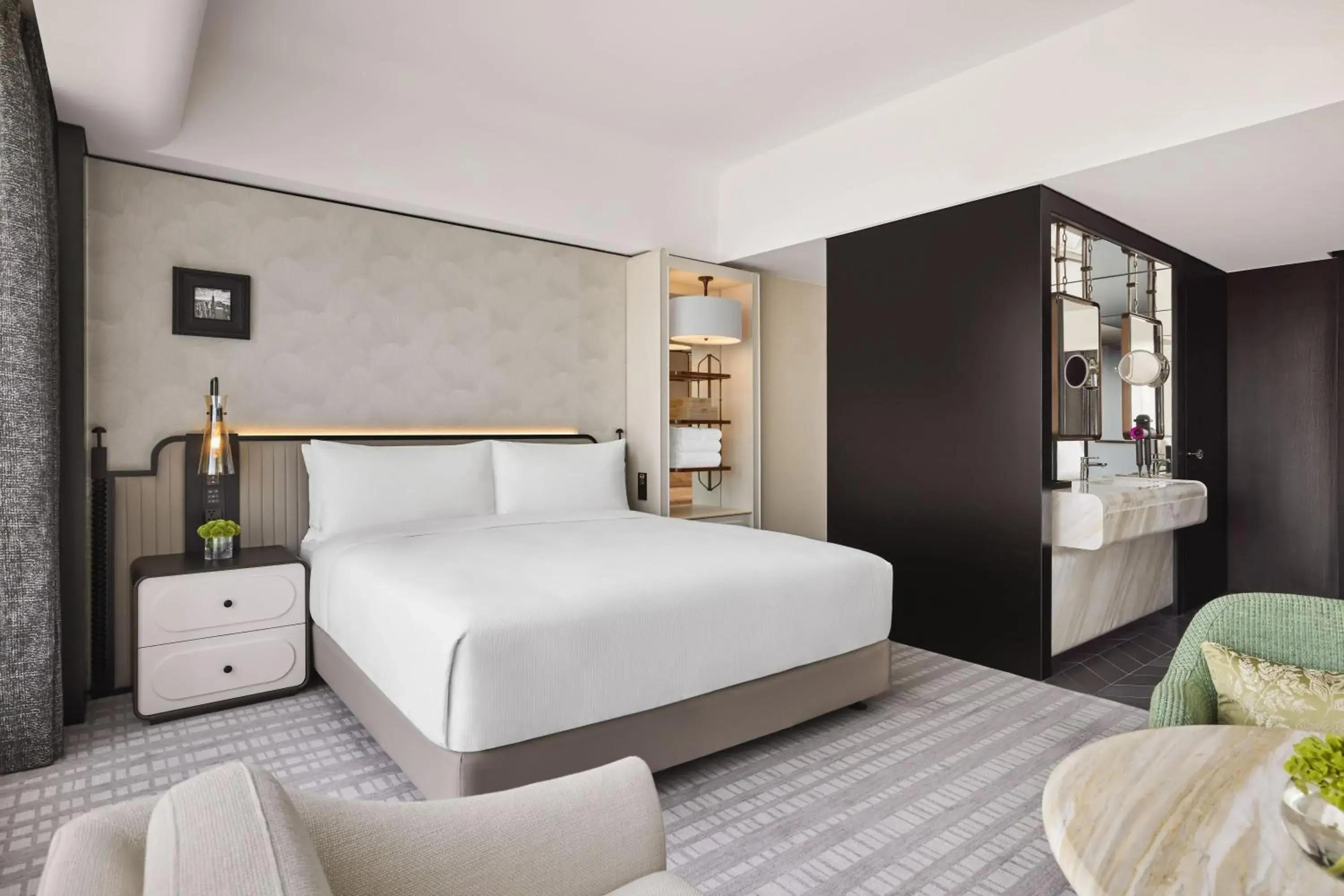 Executive King Room in Hilton Shanghai City Center -Steps from iconic landmarks Wukang Mansion and Jing'an Temple Executive King Room in Hilton Shanghai City Center -Steps from iconic landmarks Wukang Mansion and Jing'an Temple