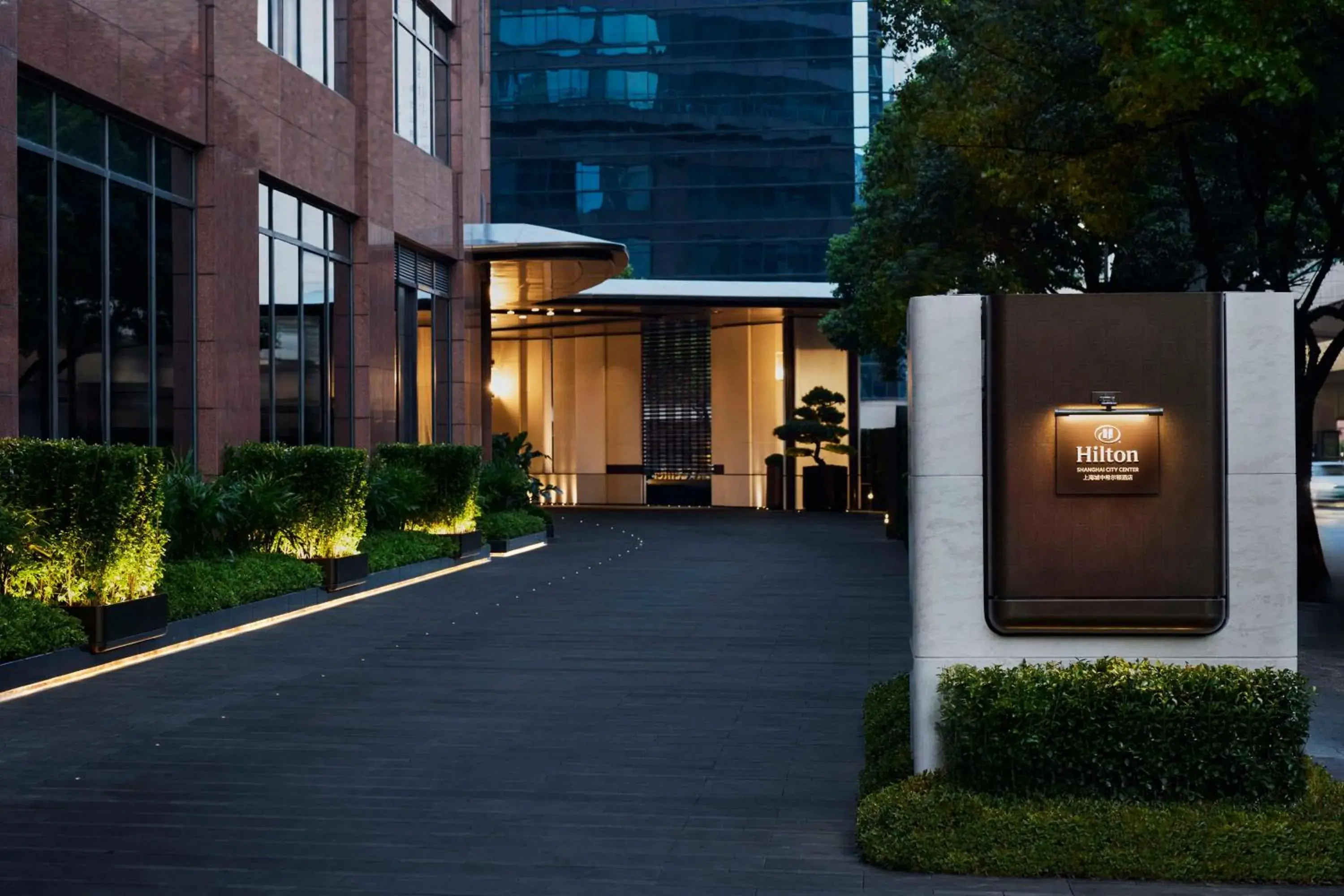 Hilton Shanghai City Center -Steps from iconic landmarks Wukang Mansion and Jing'an Temple Hilton Shanghai City Center -Steps from iconic landmarks Wukang Mansion and Jing'an Temple