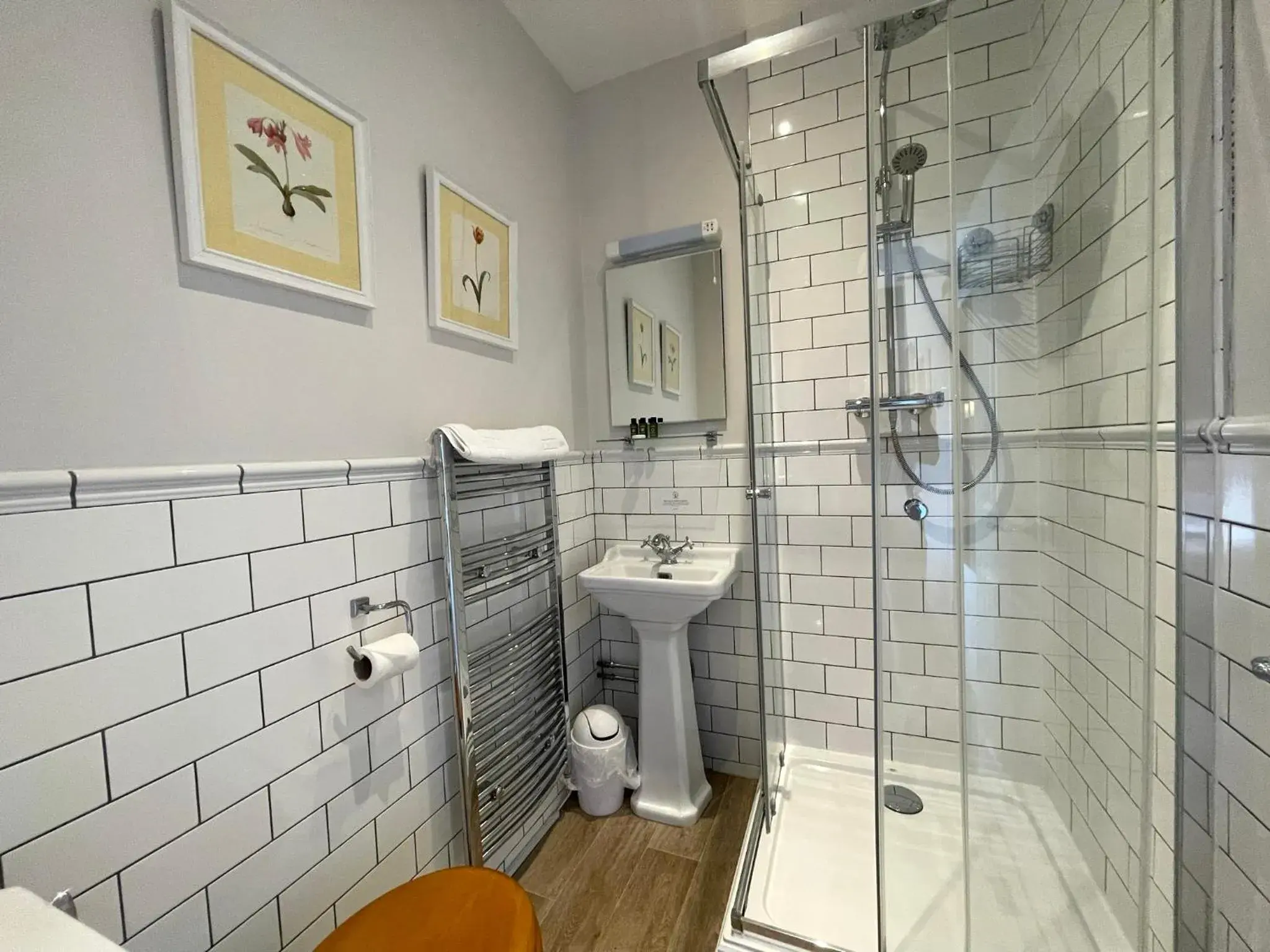 Family Room in The Jug And Bottle Family Room in The Jug And Bottle