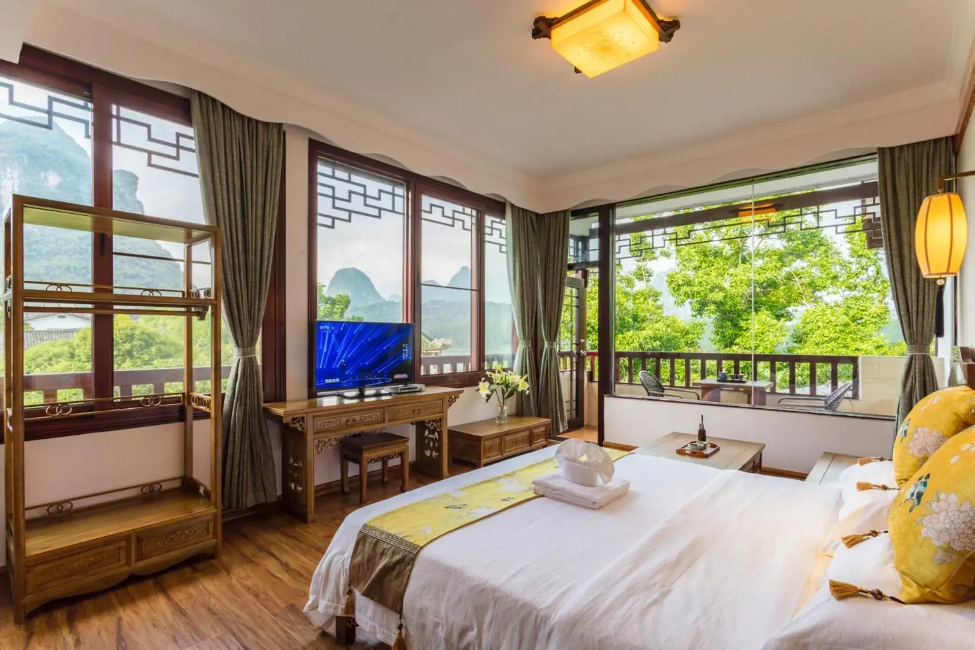 Deluxe Double Room with River View in Yangshuo River View Hotel Deluxe Double Room with River View in Yangshuo River View Hotel