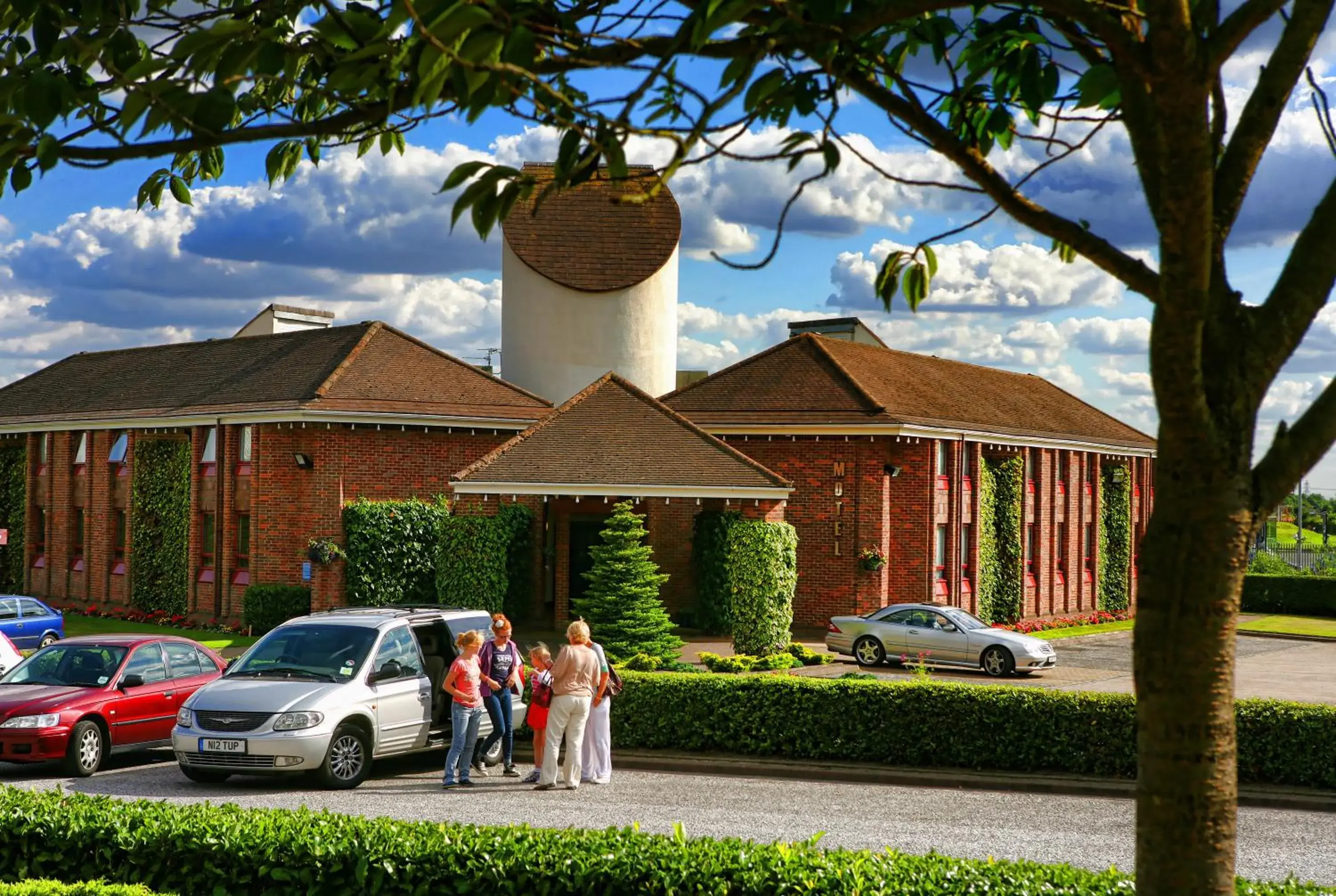 Damon’s Hotel Damon’s Hotel