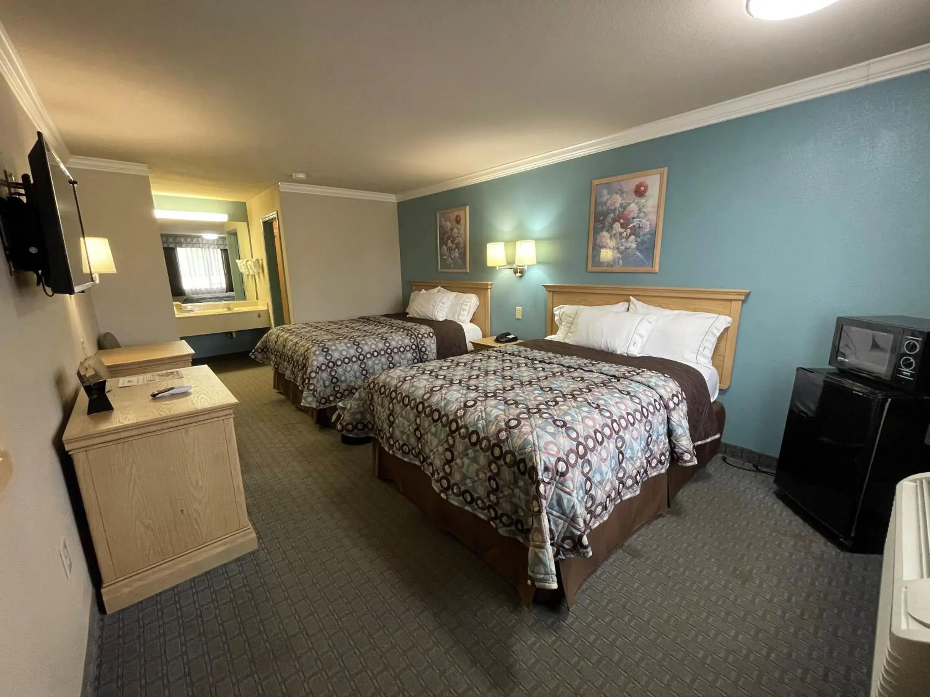 Standard Queen Room with Two Queen Beds in Americas Best Value Inn Hobby Airport Standard Queen Room with Two Queen Beds in Americas Best Value Inn Hobby Airport