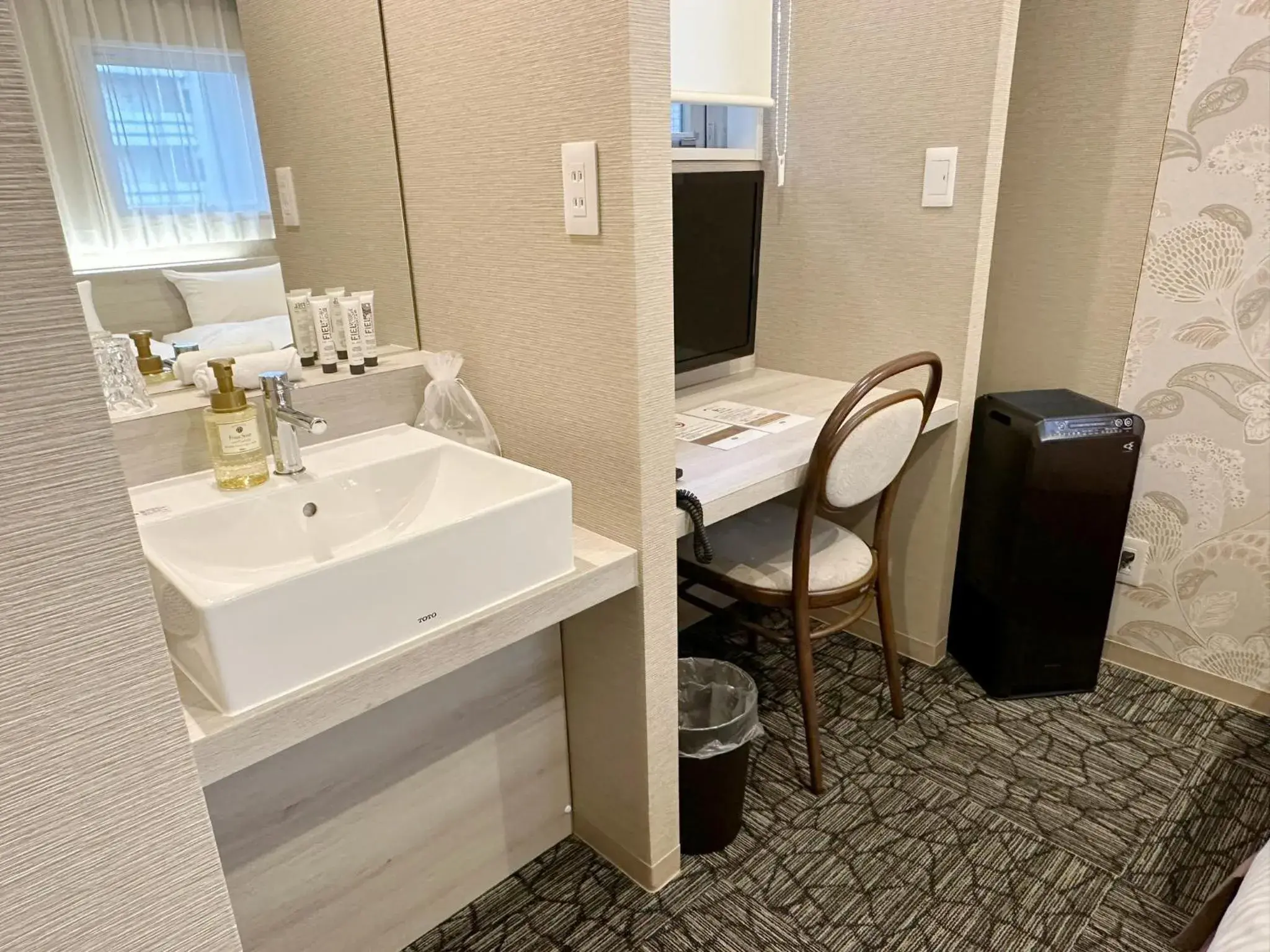 Small Hollywood Twin Room in S.Training Center Hotel Osaka Small Hollywood Twin Room in S.Training Center Hotel Osaka