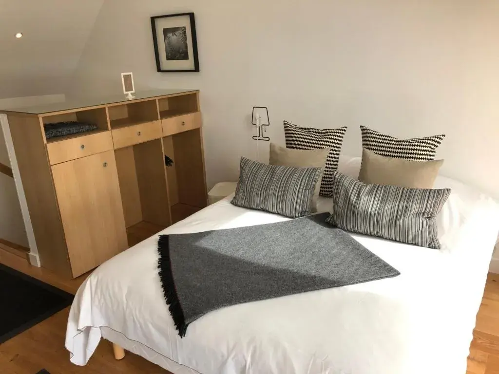 Double Room with Private Bathroom in Aux 13 Arches-Logis Hôtel Restaurant Double Room with Private Bathroom in Aux 13 Arches-Logis Hôtel Restaurant