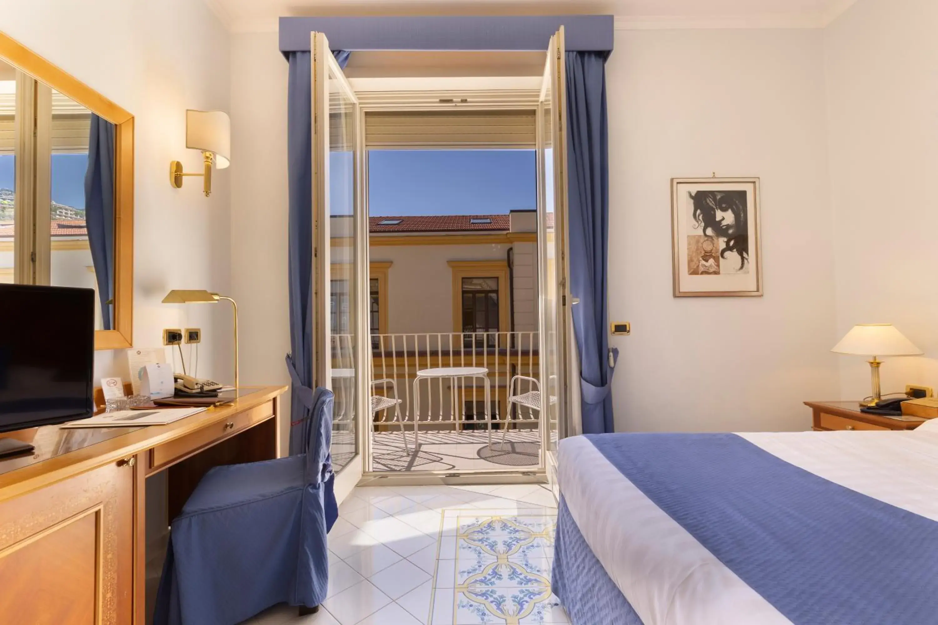 Double or Twin Room in Hotel Continental Double or Twin Room in Hotel Continental