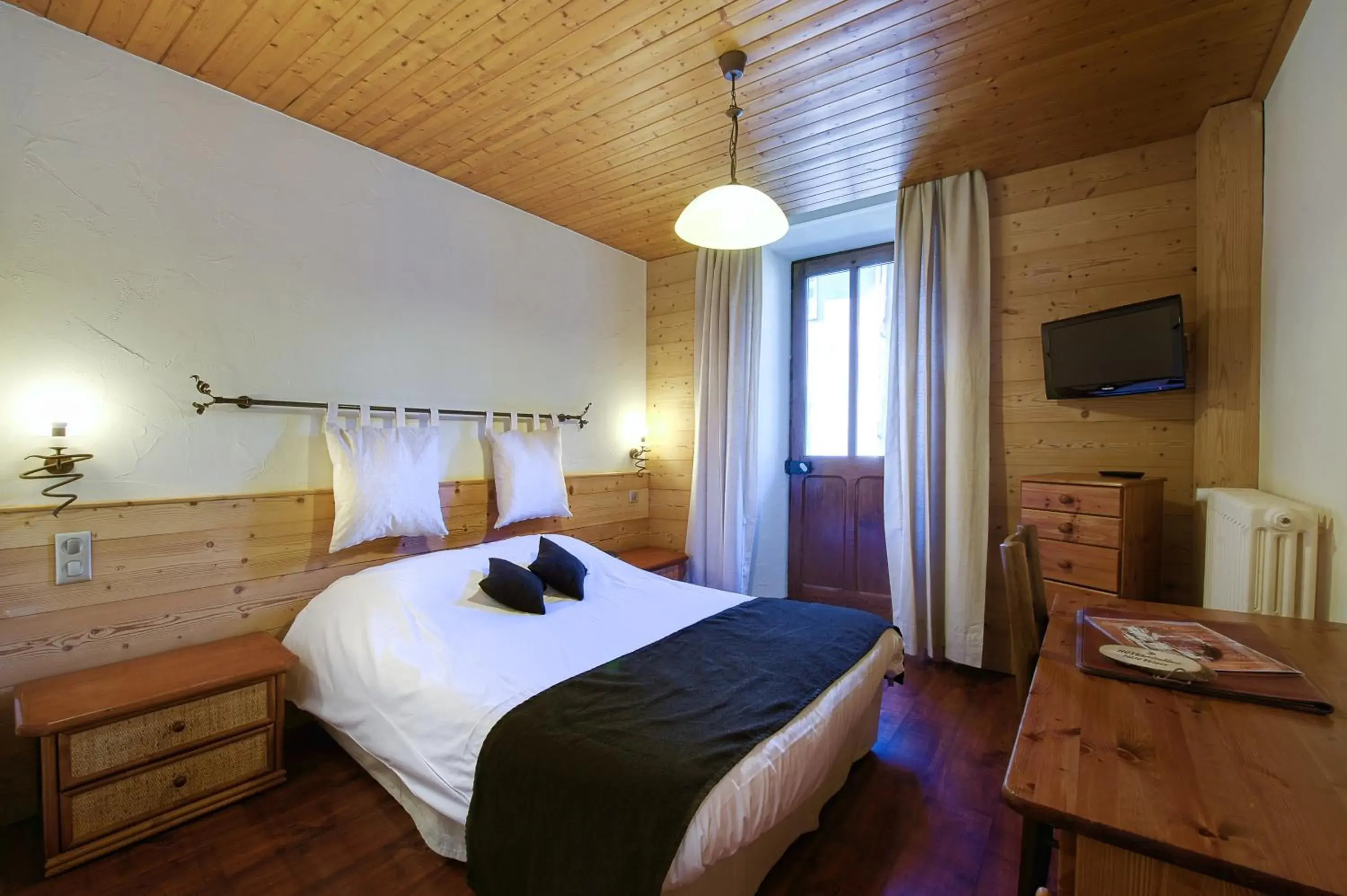 Single Room in Hotel Du Commerce Single Room in Hotel Du Commerce