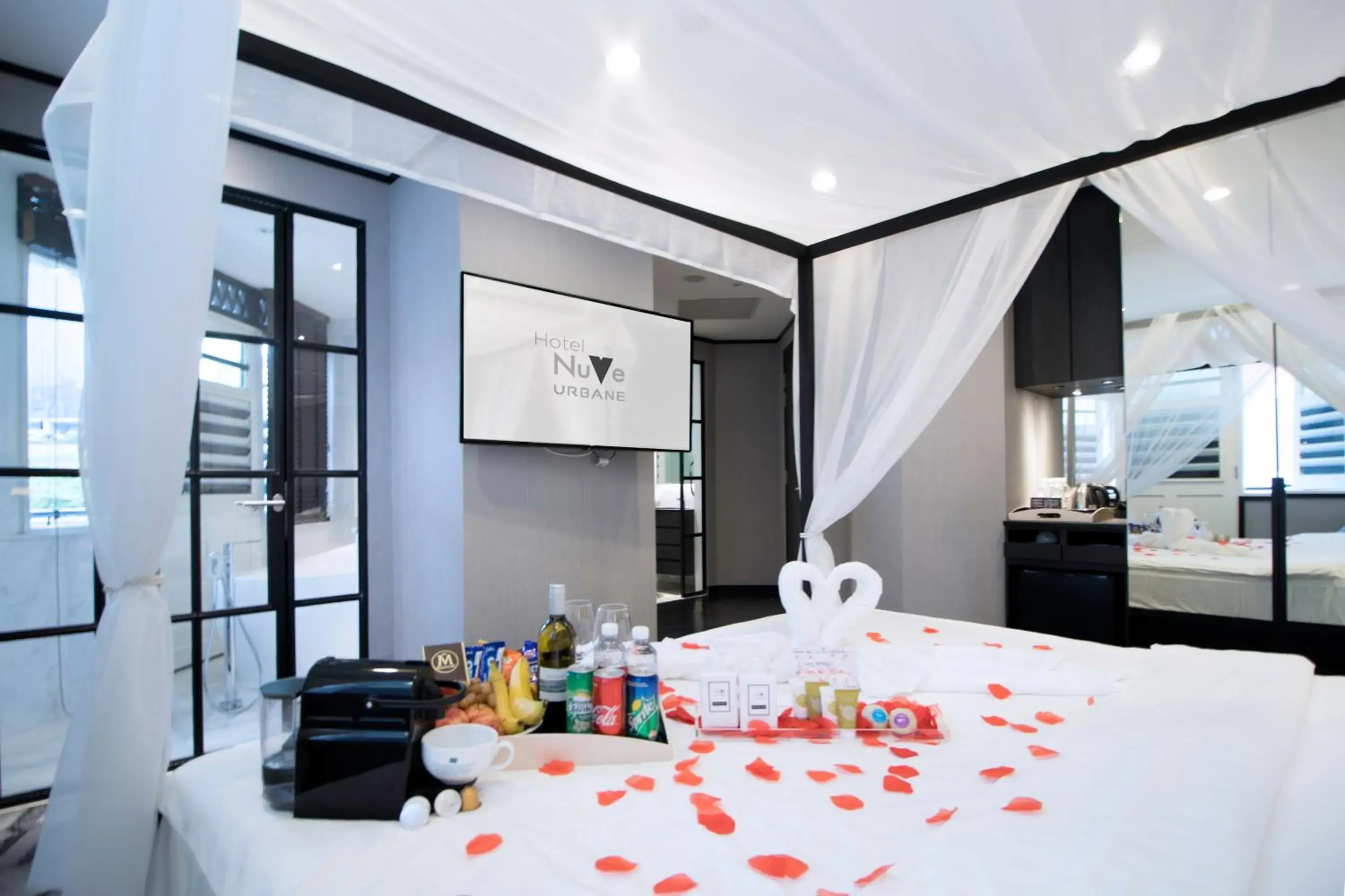 Colonial Suite in Hotel NuVe Urbane Colonial Suite in Hotel NuVe Urbane