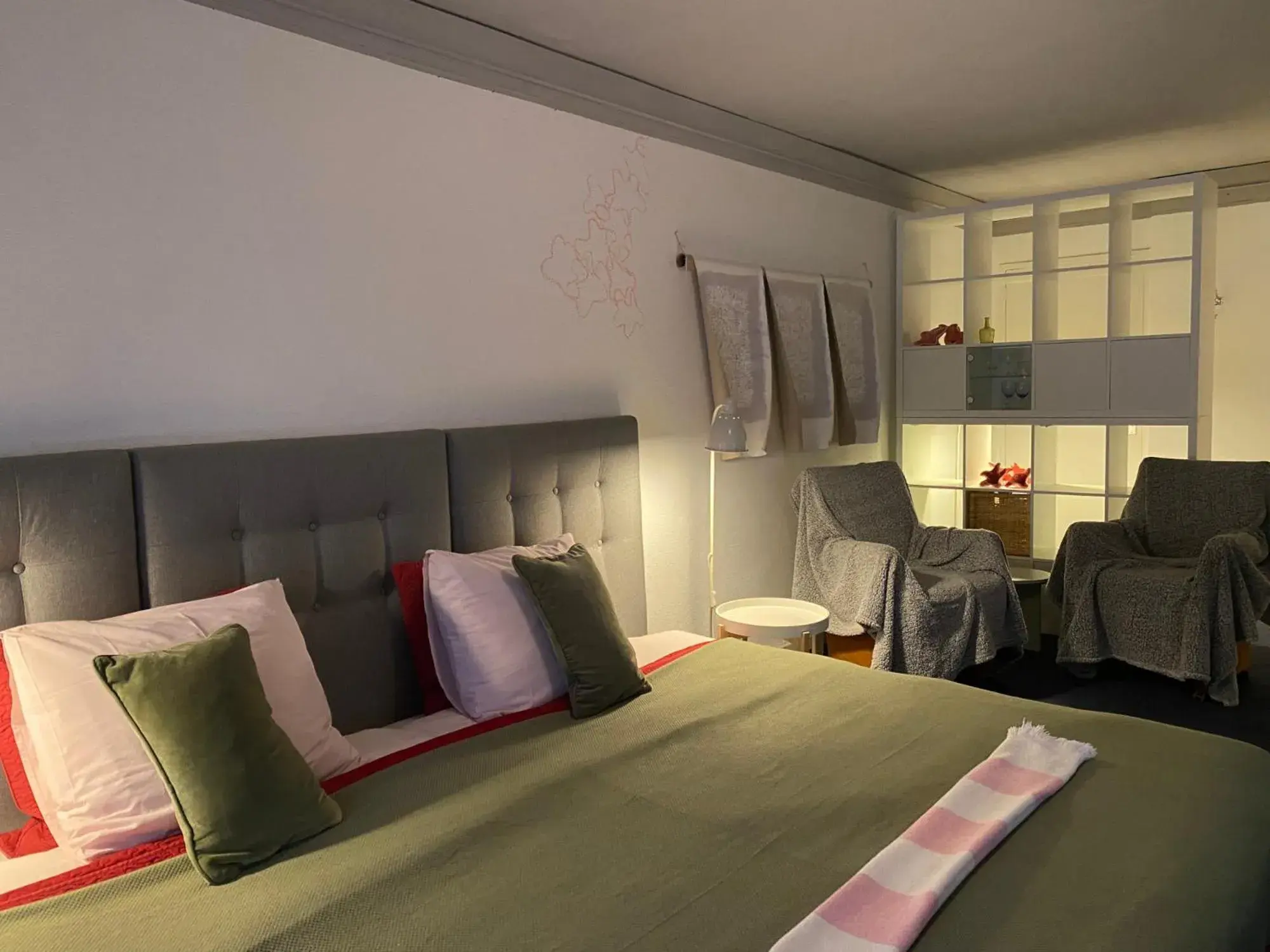 Queen Room with Two Queen Beds - single occupancy in B&B De Kunstpraktijk Queen Room with Two Queen Beds - single occupancy in B&B De Kunstpraktijk