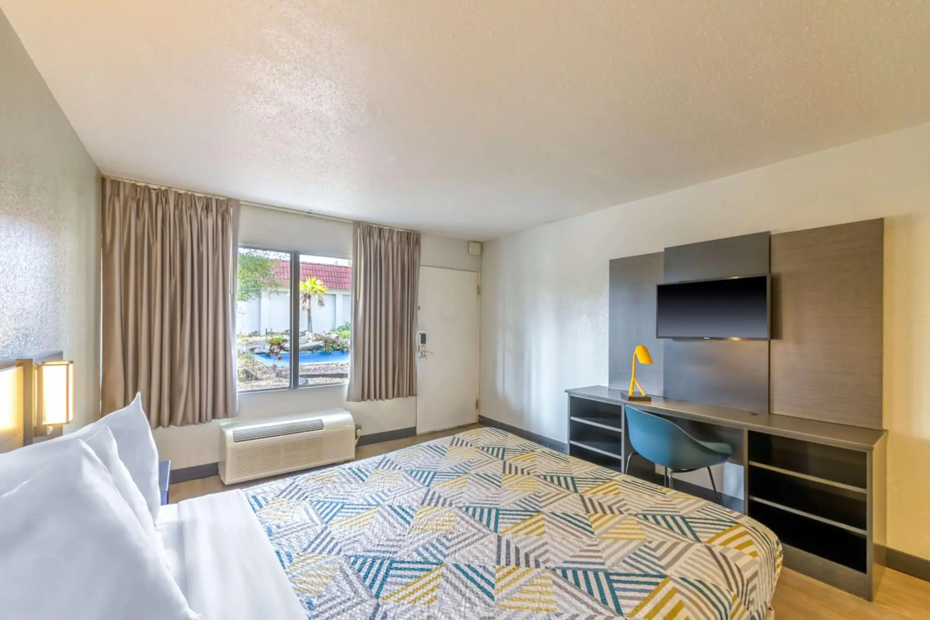 Queen Room - Disability Access - Non-Smoking in Motel 6-Spring Hill, FL - Weeki Wachee Queen Room - Disability Access - Non-Smoking in Motel 6-Spring Hill, FL - Weeki Wachee