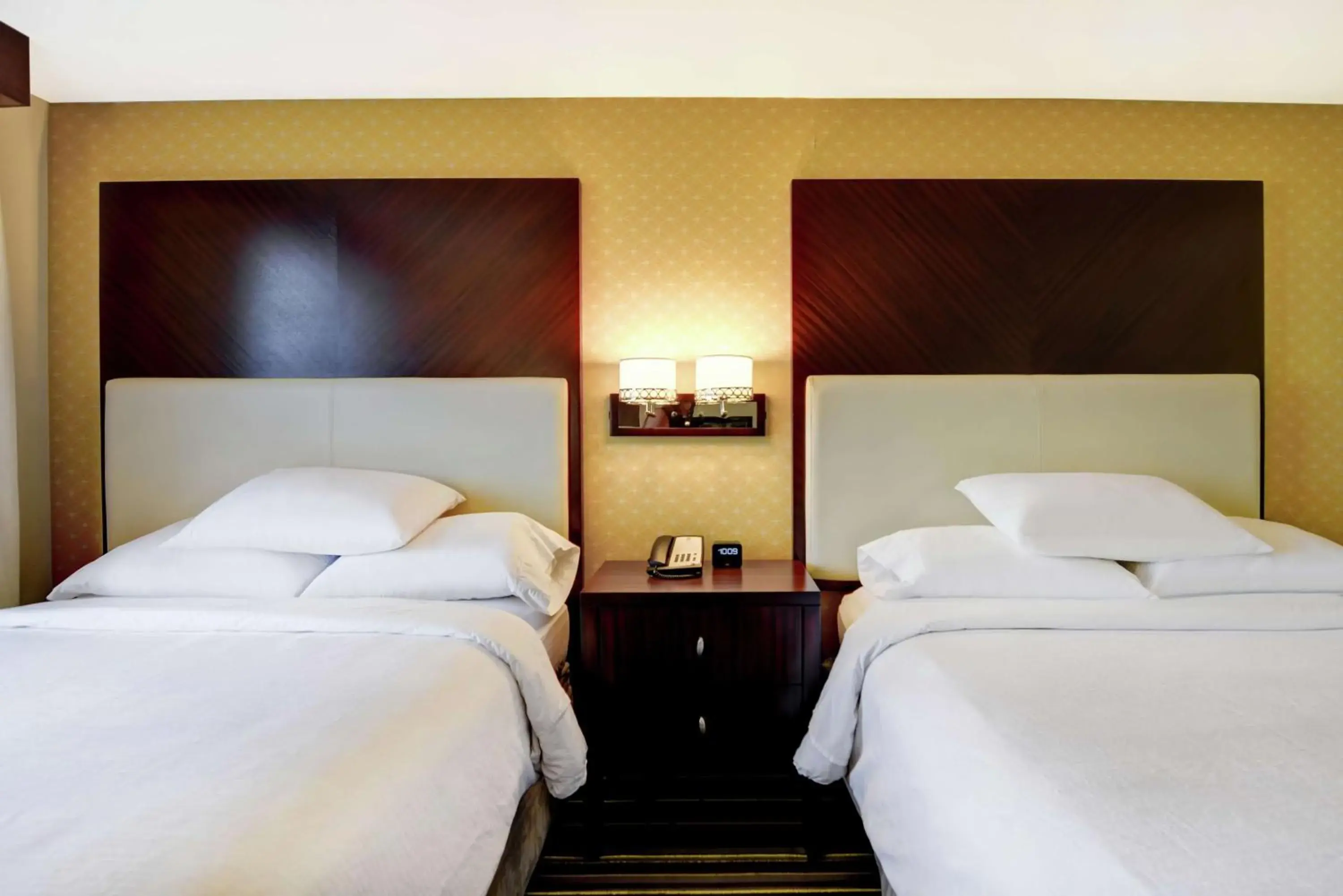 Smoking Queen Room with Two Queen Beds in Embassy Suites Savannah Airport Smoking Queen Room with Two Queen Beds in Embassy Suites Savannah Airport