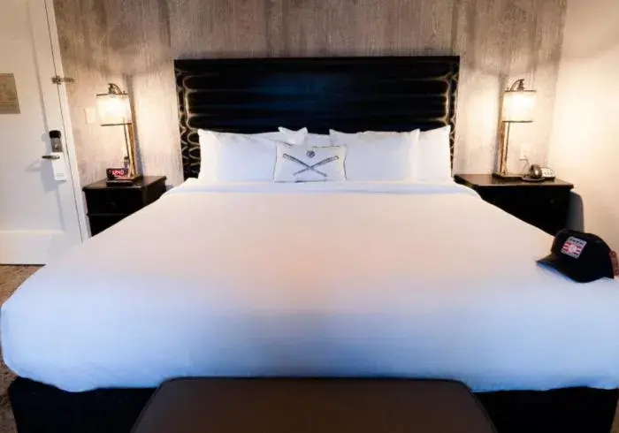 Superior King Room in The Railroad Inn Superior King Room in The Railroad Inn