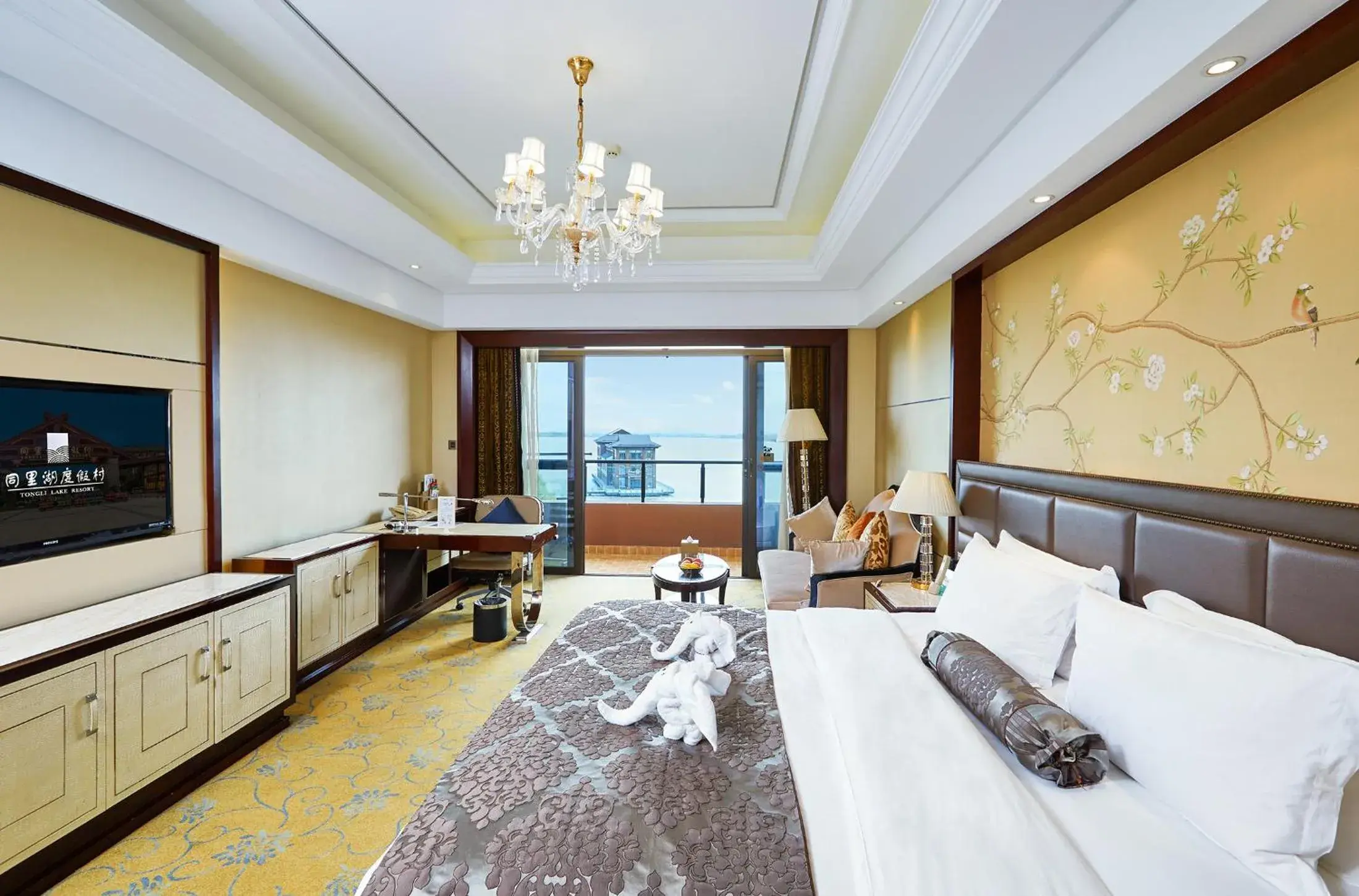 Lake View Queen Room in Tongli Lake Resort Phase II Lake View Queen Room in Tongli Lake Resort Phase II