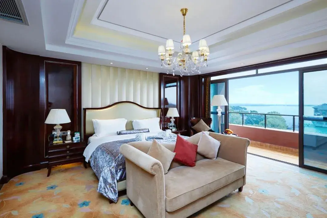 Deluxe Lake View Suite in Tongli Lake Resort Phase II Deluxe Lake View Suite in Tongli Lake Resort Phase II