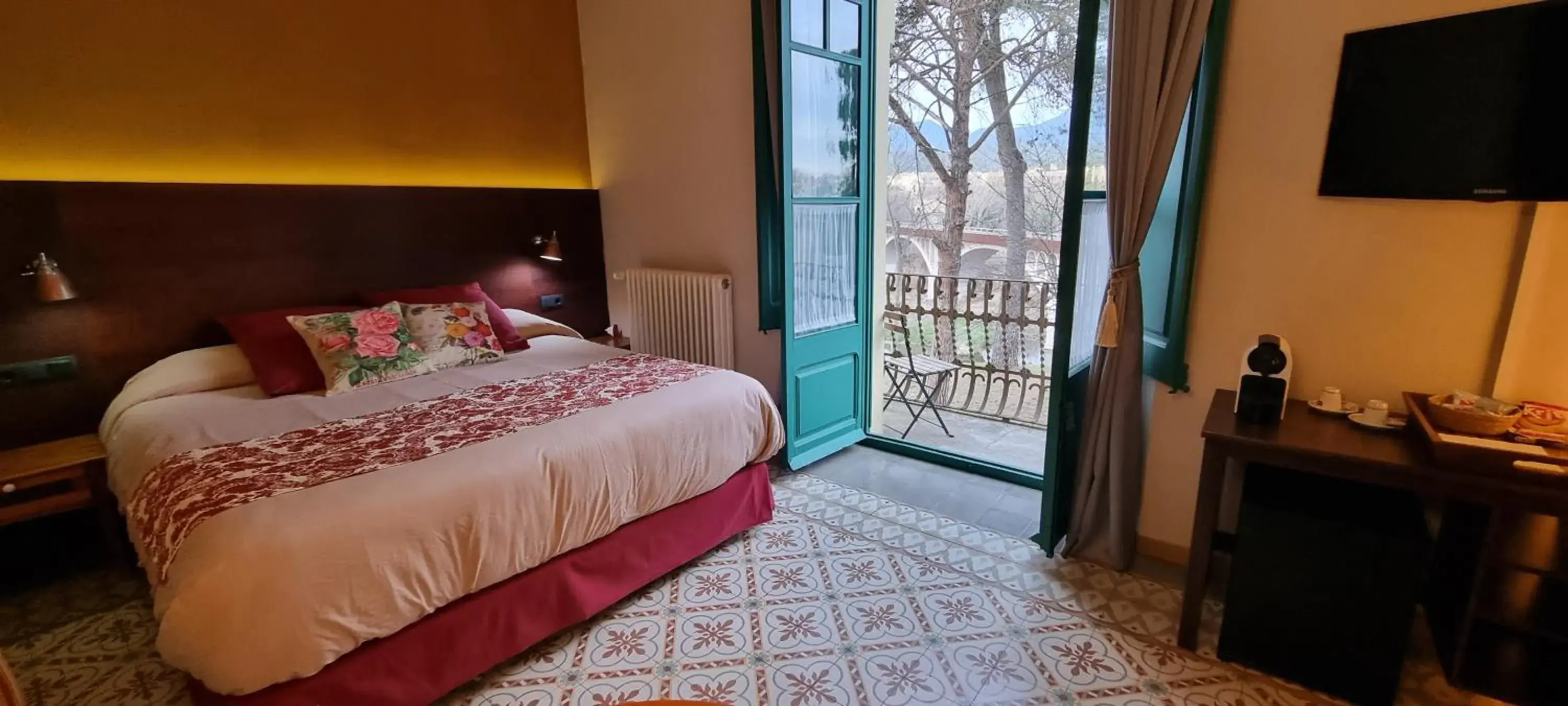 Double Room with City View in Els Jardins De La Martana Double Room with City View in Els Jardins De La Martana