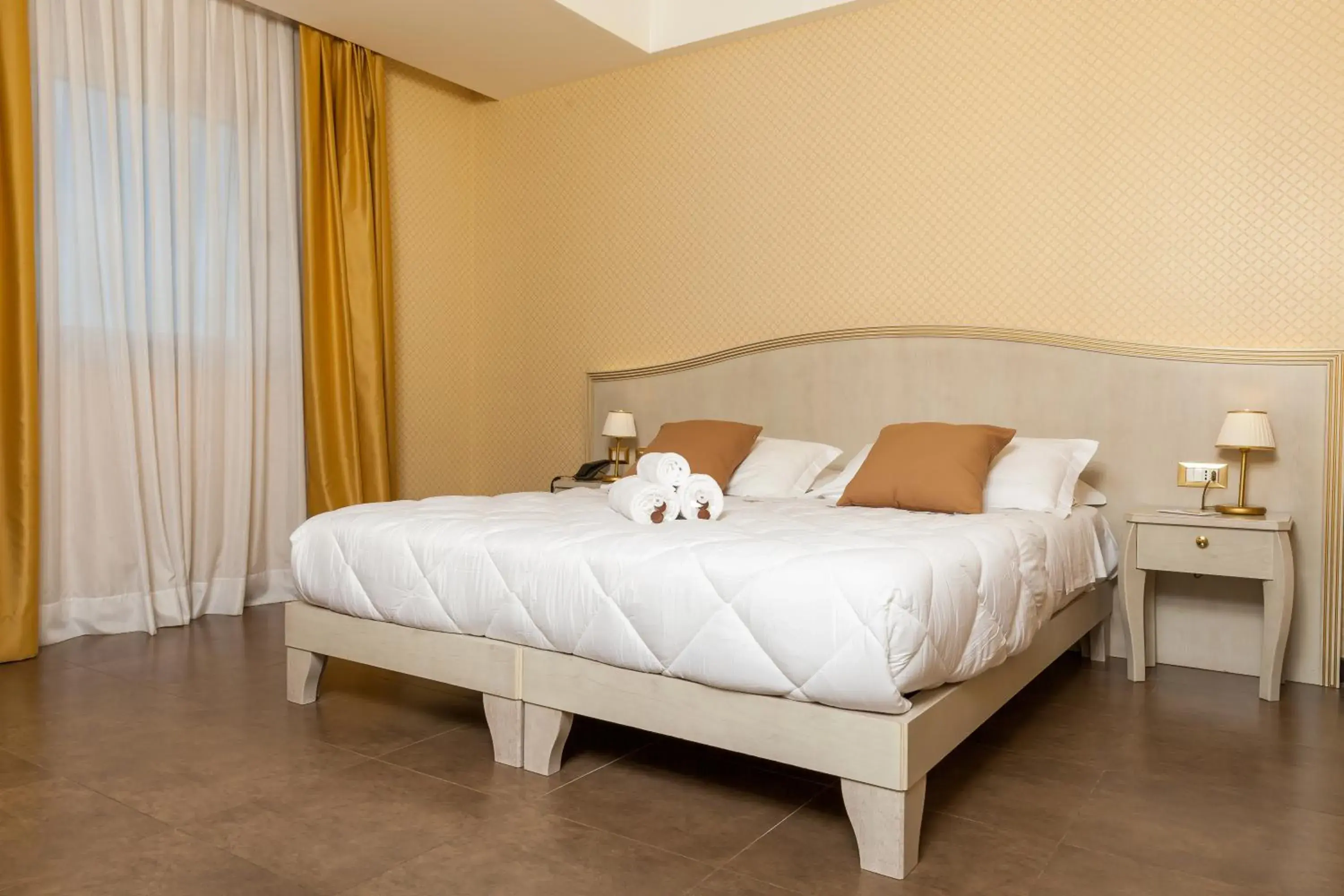 Comfort Double Room with Bath Tub in Modica Palace Hotel Comfort Double Room with Bath Tub in Modica Palace Hotel