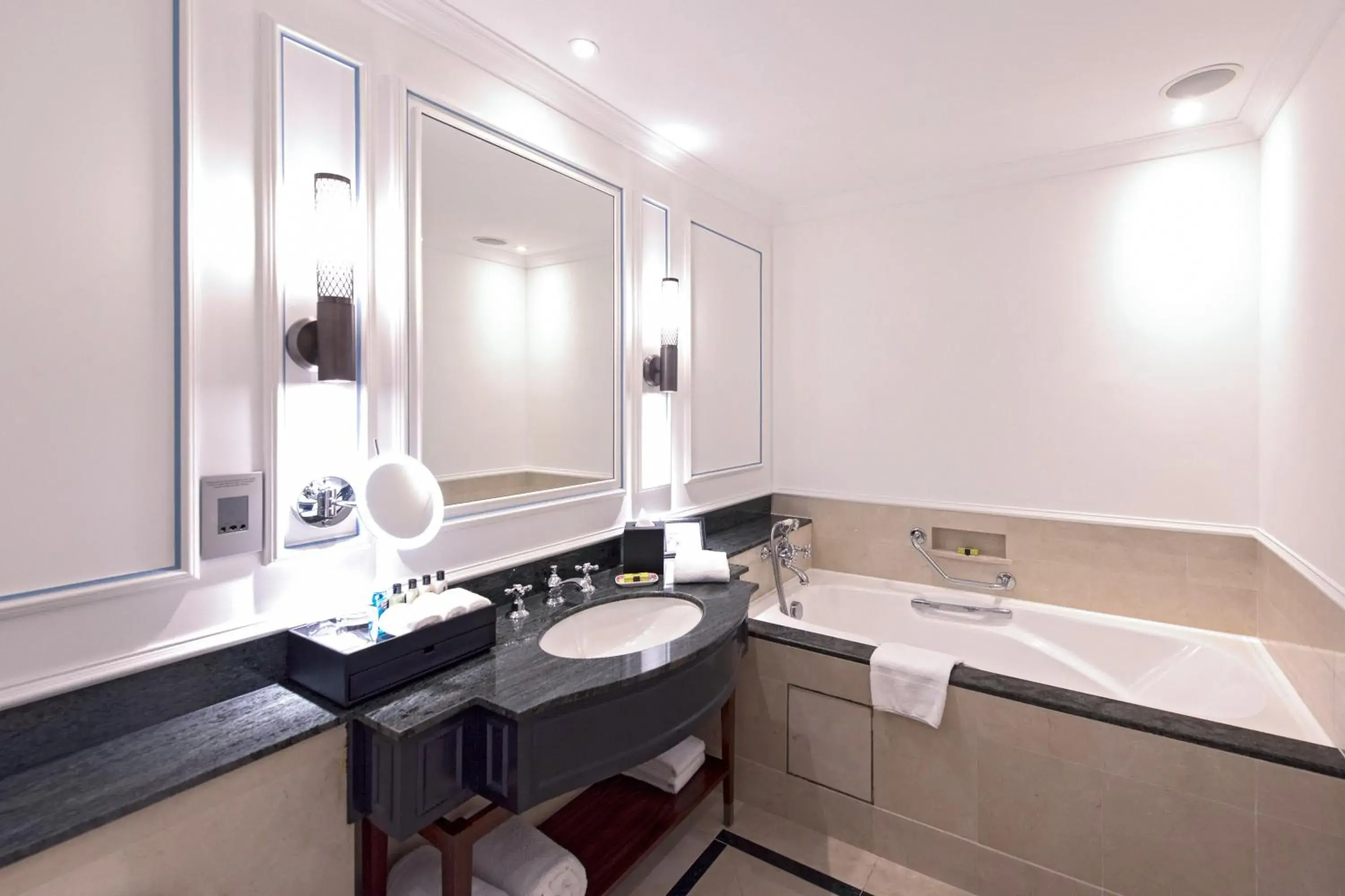 Classic King Room with Club Access in InterContinental Singapore by IHG Classic King Room with Club Access in InterContinental Singapore by IHG