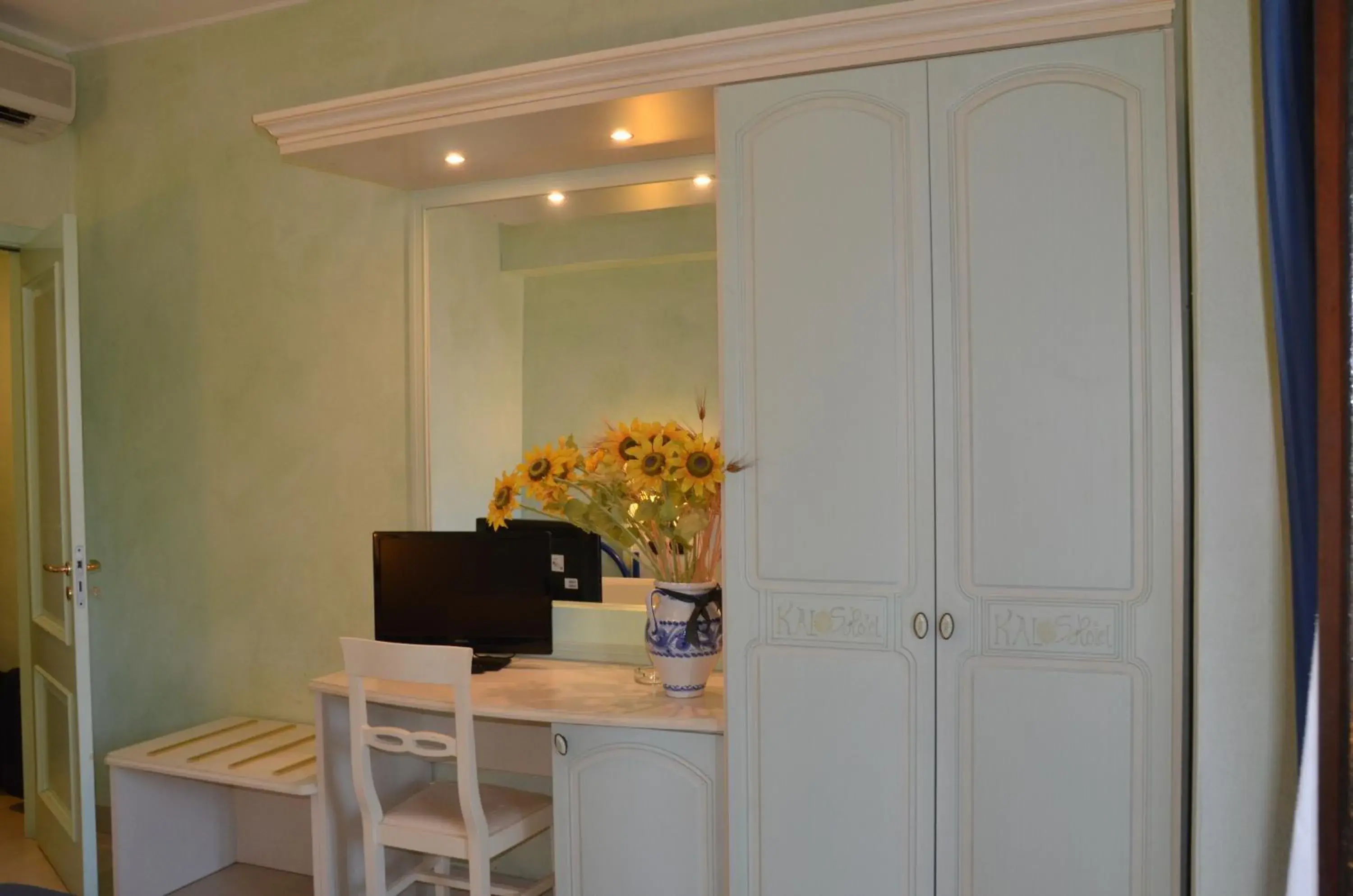 Single Room in Kalos Hotel Single Room in Kalos Hotel