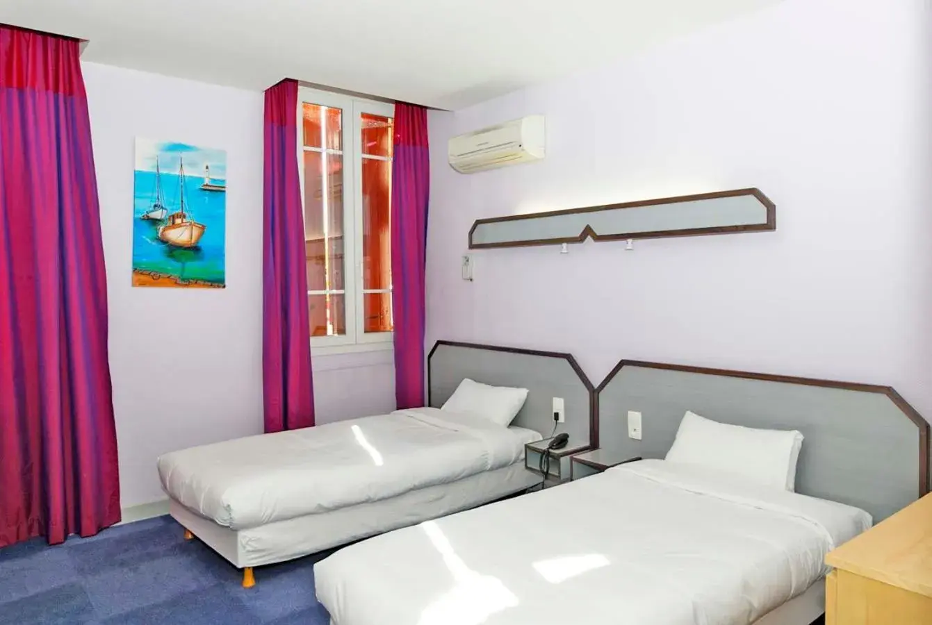 Twin Room in Hôtel du Vigan Twin Room in Hôtel du Vigan