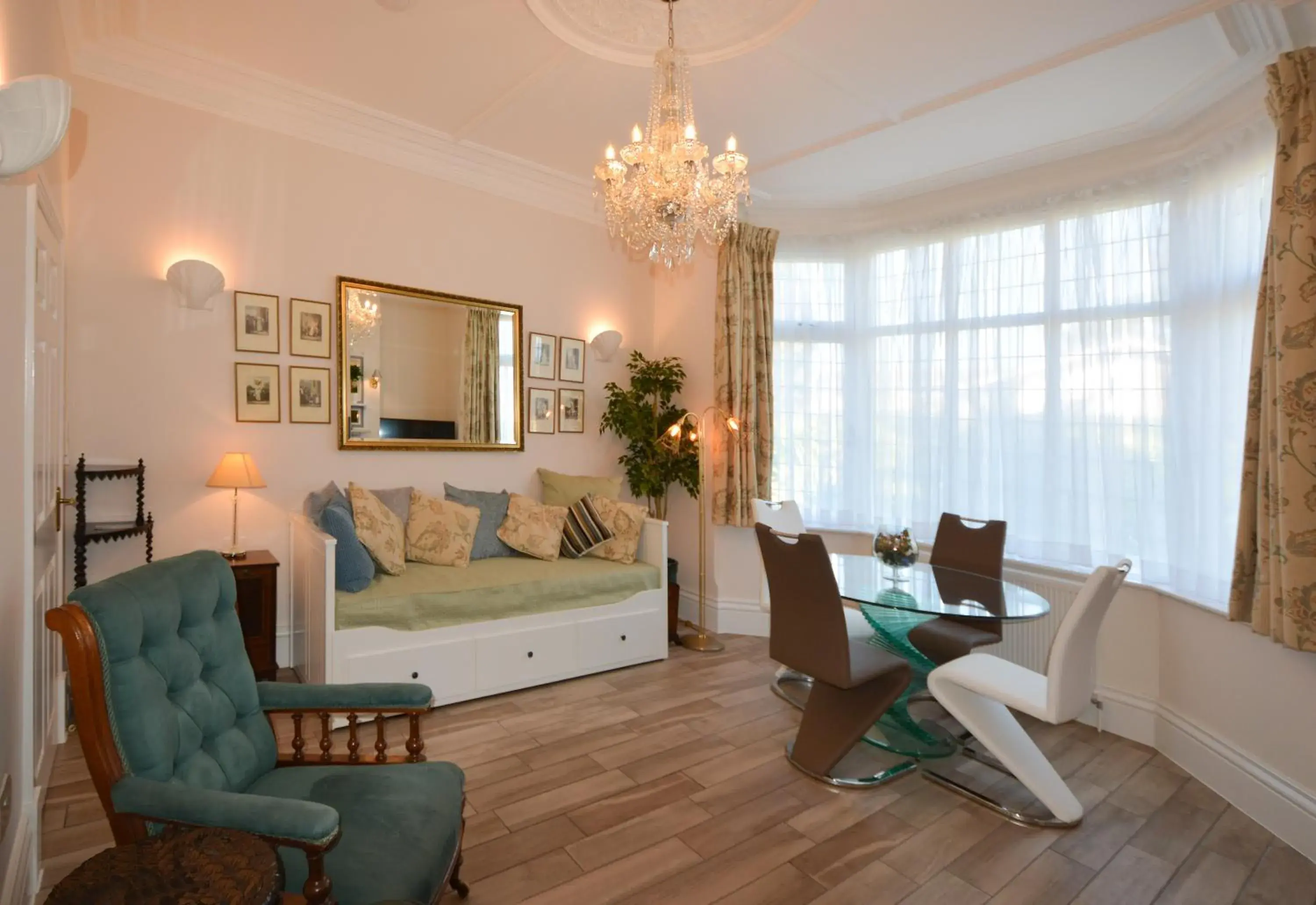 Geranium Suite in Haven Hall Hotel Geranium Suite in Haven Hall Hotel