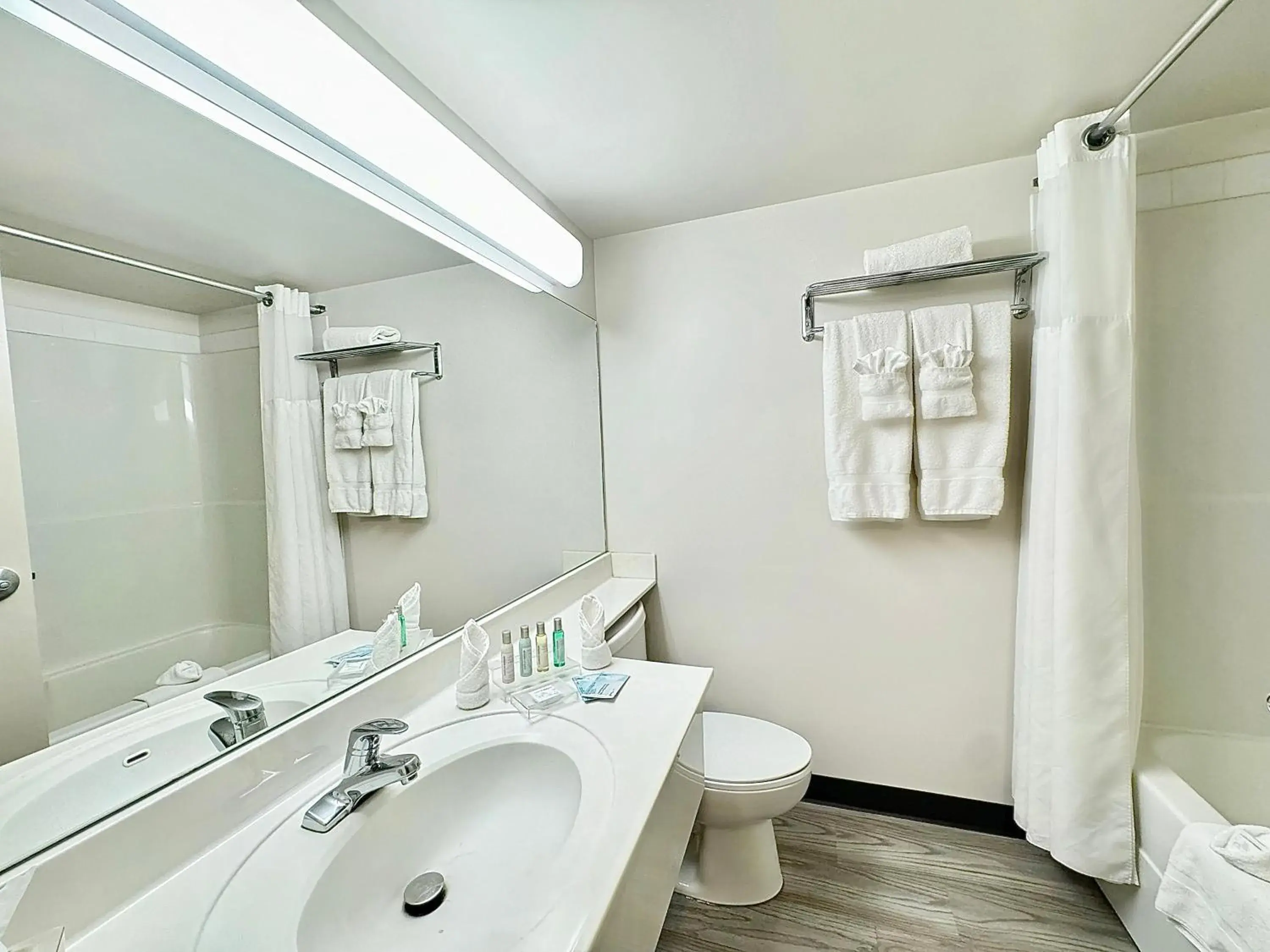 Superior King Room in Divya Sutra Plaza and Conference Centre Calgary Airport Superior King Room in Divya Sutra Plaza and Conference Centre Calgary Airport