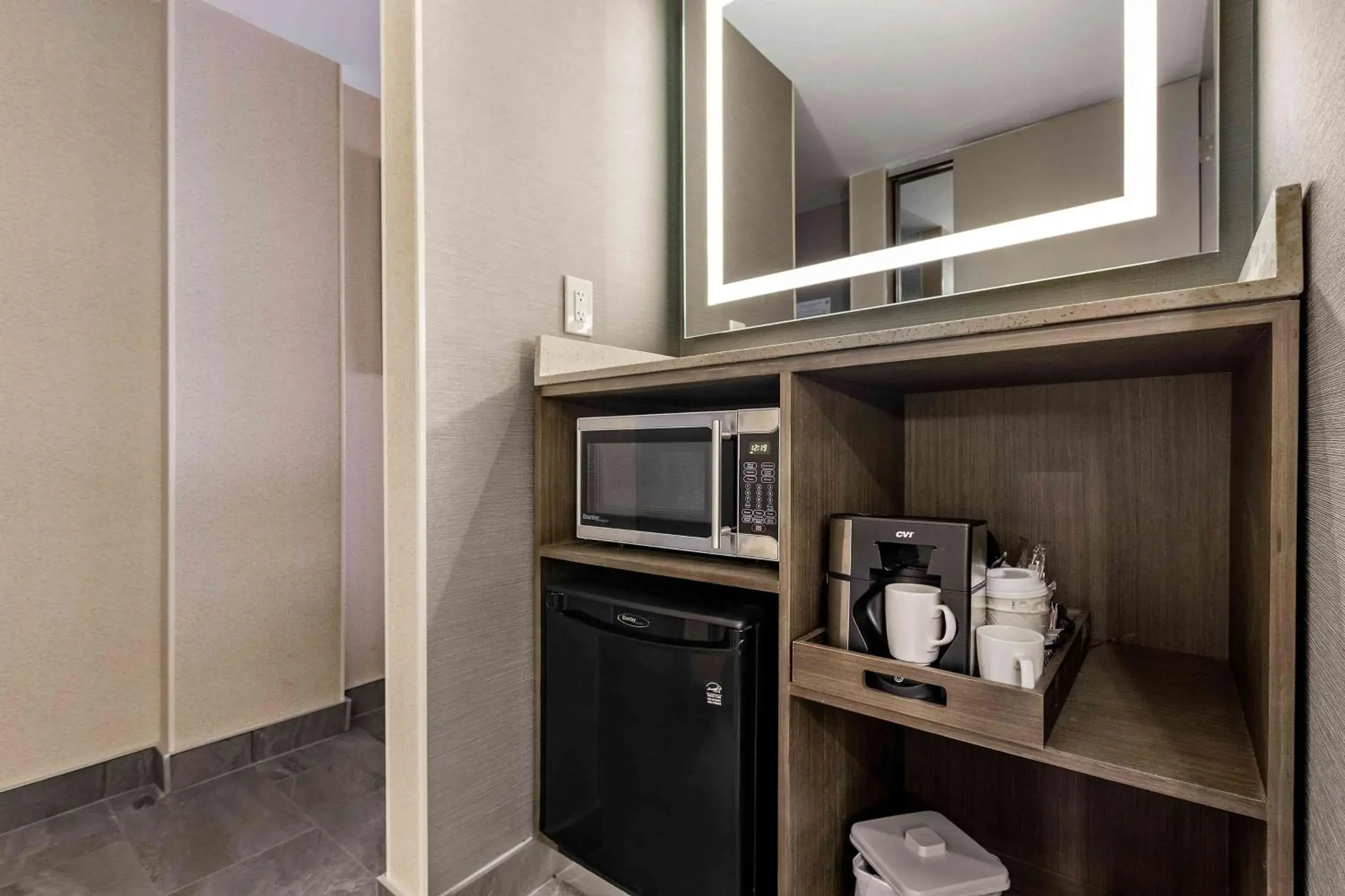 King Room with Mobility Accessible Roll-In Shower in Best Western Premier Calgary Plaza Hotel & Conference Centre King Room with Mobility Accessible Roll-In Shower in Best Western Premier Calgary Plaza Hotel & Conference Centre