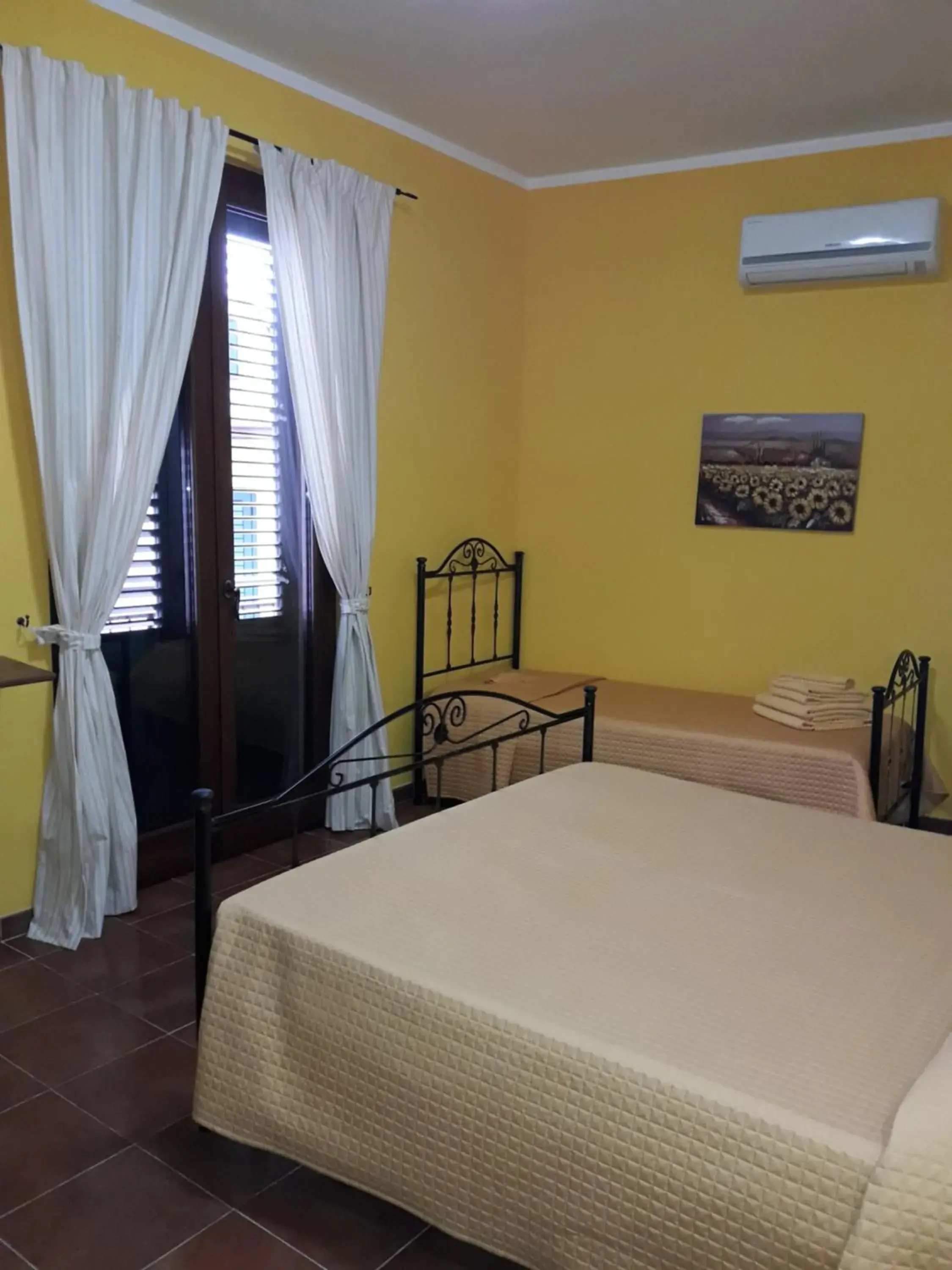 Triple Room with Private Bathroom in Le Tre Caravelle Triple Room with Private Bathroom in Le Tre Caravelle