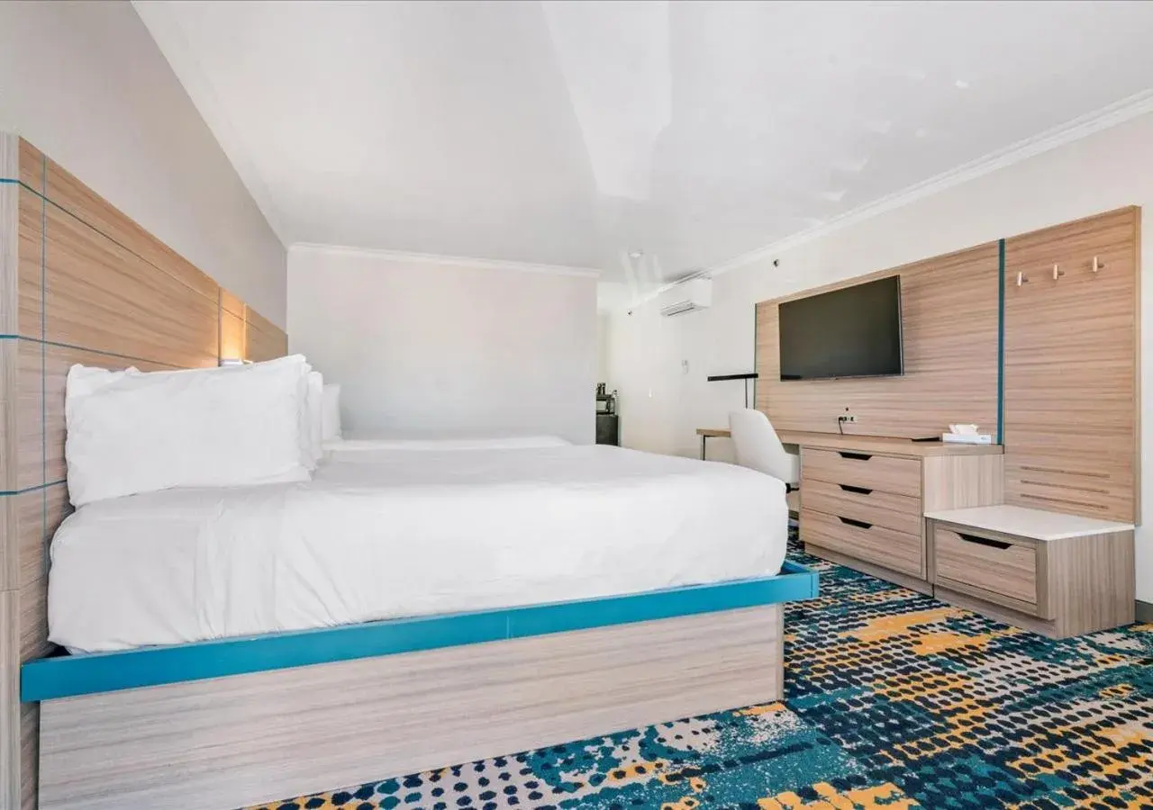 Queen Room with Two Queen Beds with Ocean View in Pacific Shores Inn - Morro Bay Queen Room with Two Queen Beds with Ocean View in Pacific Shores Inn - Morro Bay