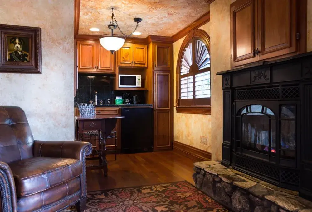 Queen Studio in Landoll's Mohican Castle Queen Studio in Landoll's Mohican Castle