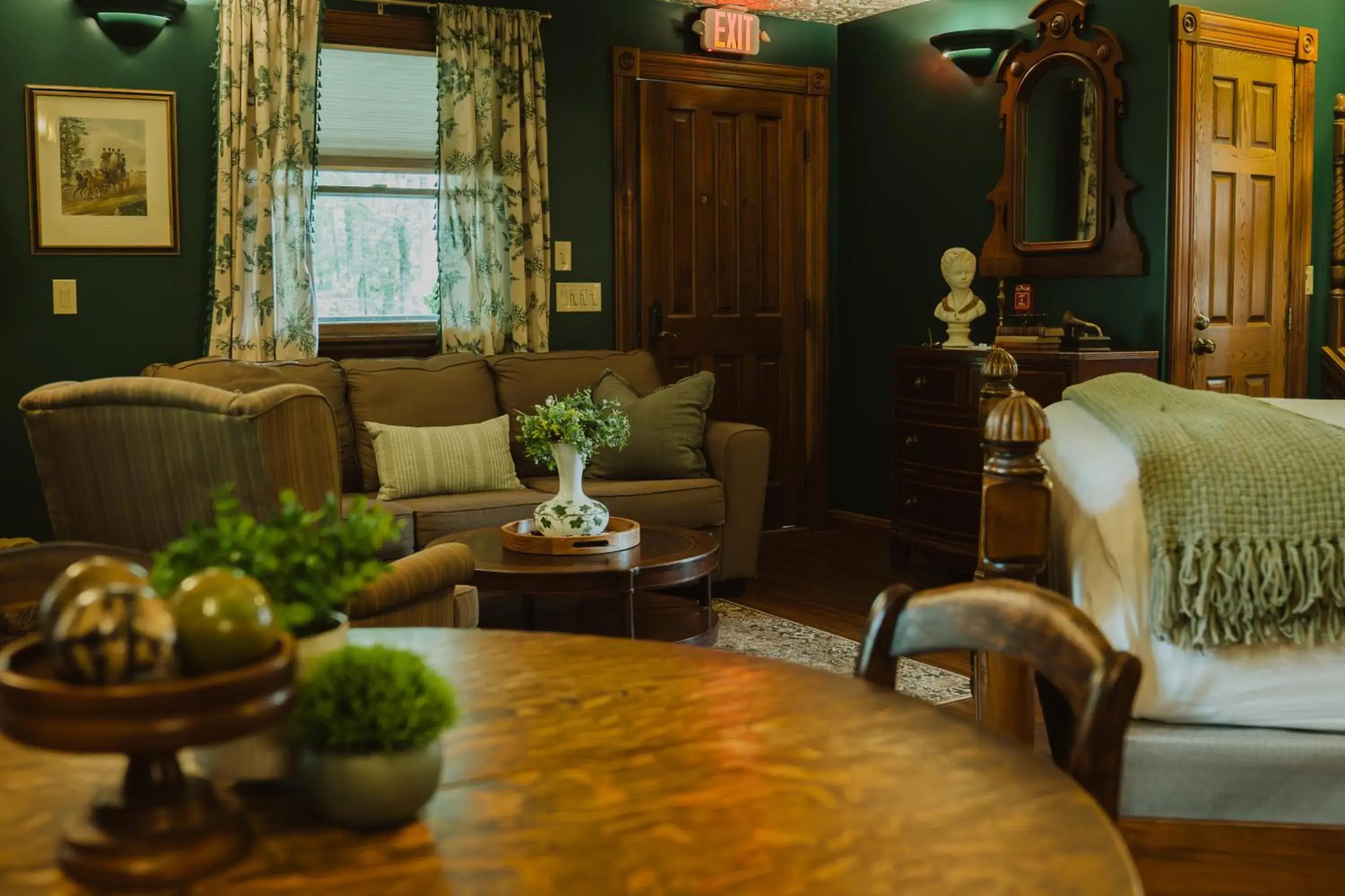 Queen Studio - Not Within Castle in Landoll's Mohican Castle Queen Studio - Not Within Castle in Landoll's Mohican Castle